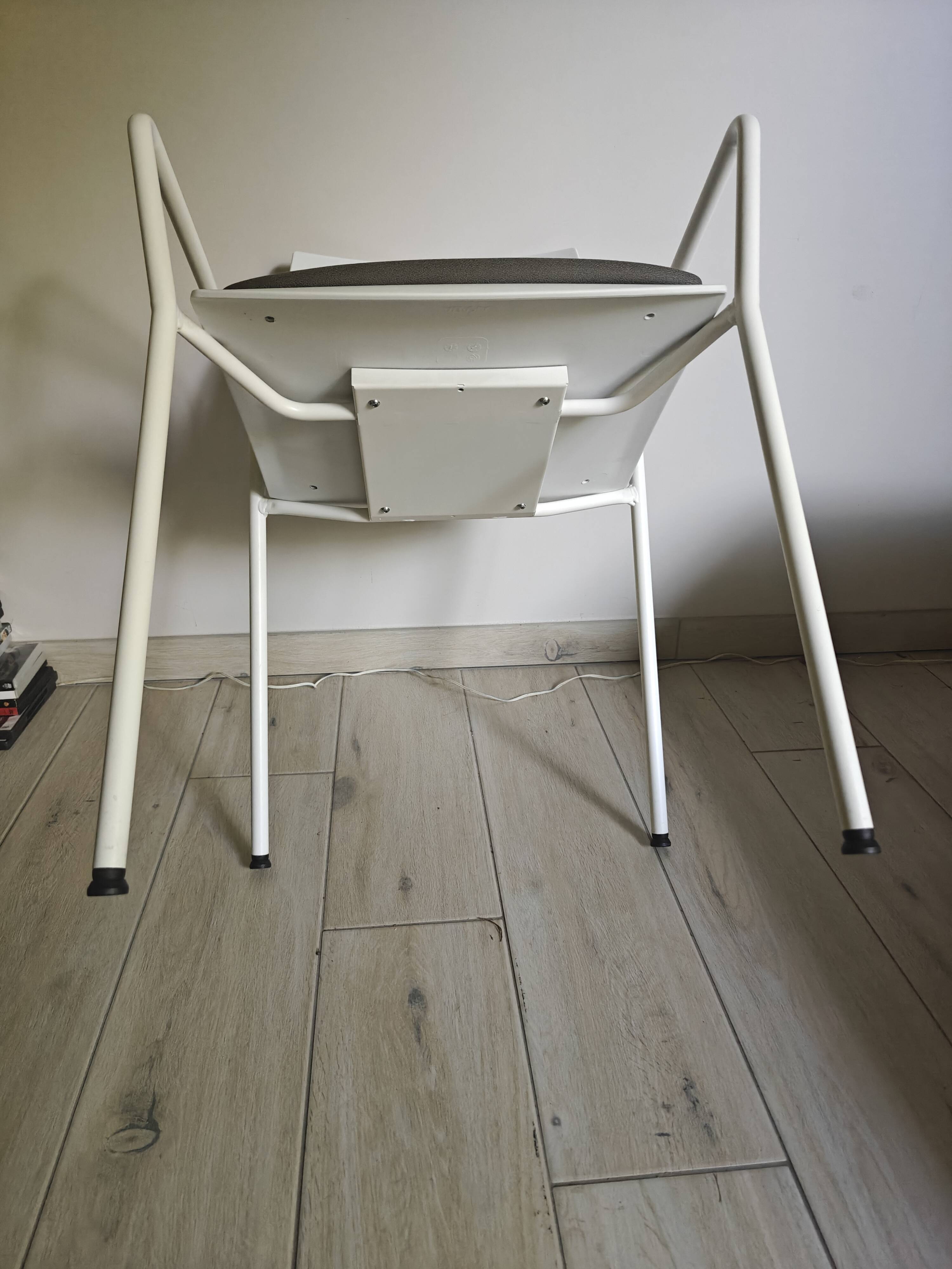 6 Akaba Kabi ergonomic chairs designed by Jorge Pensi (stackable)