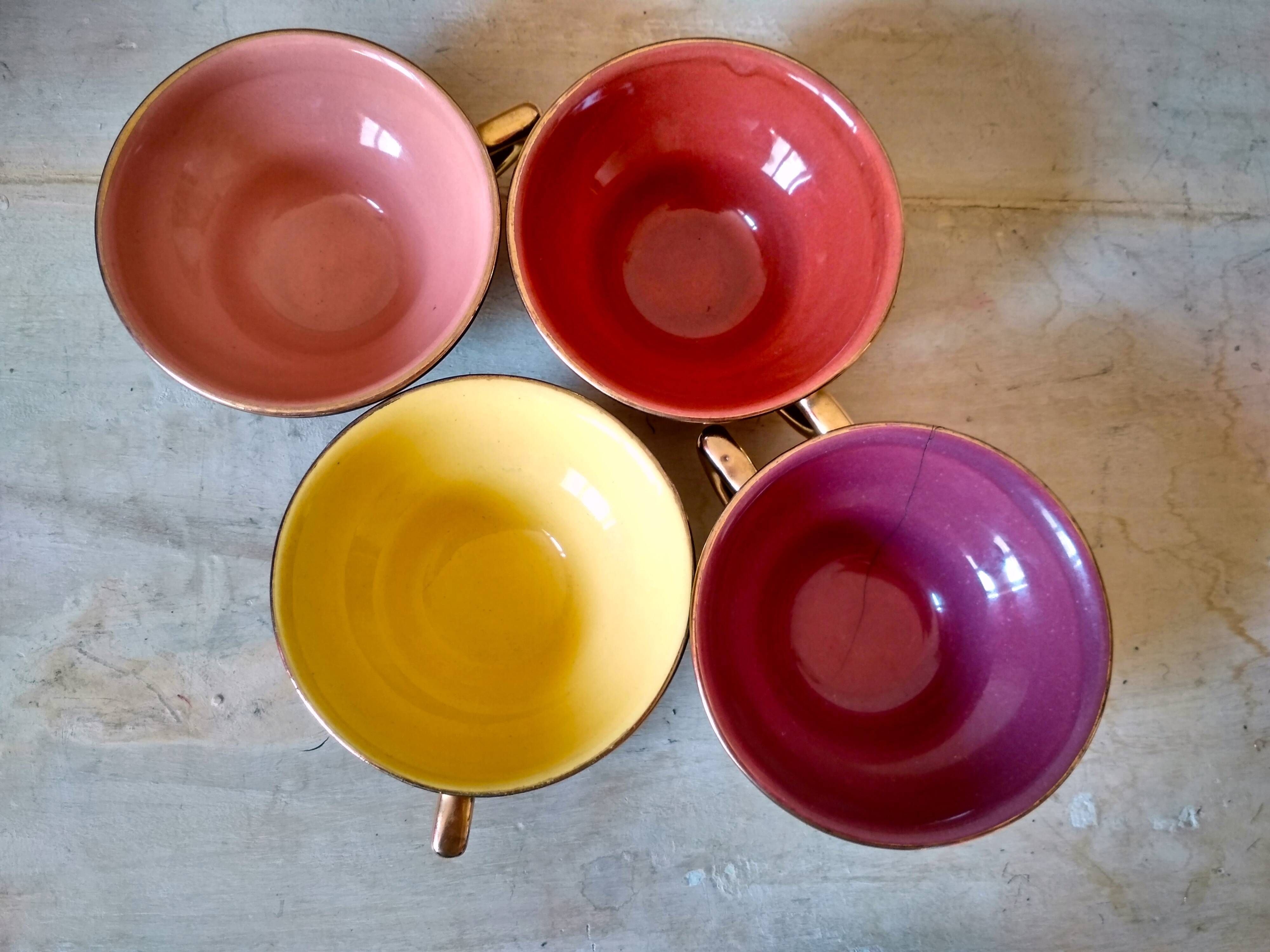 4 cups tea or coffee in the 1950s, color mugs, black and Golden NET
