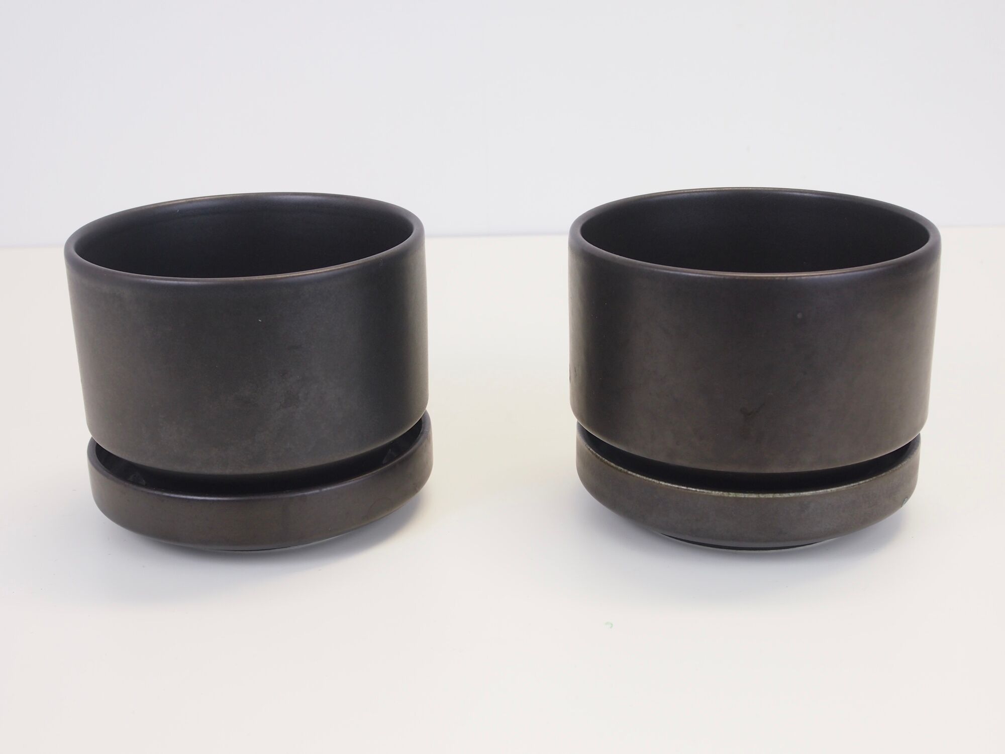 Pair of vintage Arabia Finland flower pots by Richard Lindh