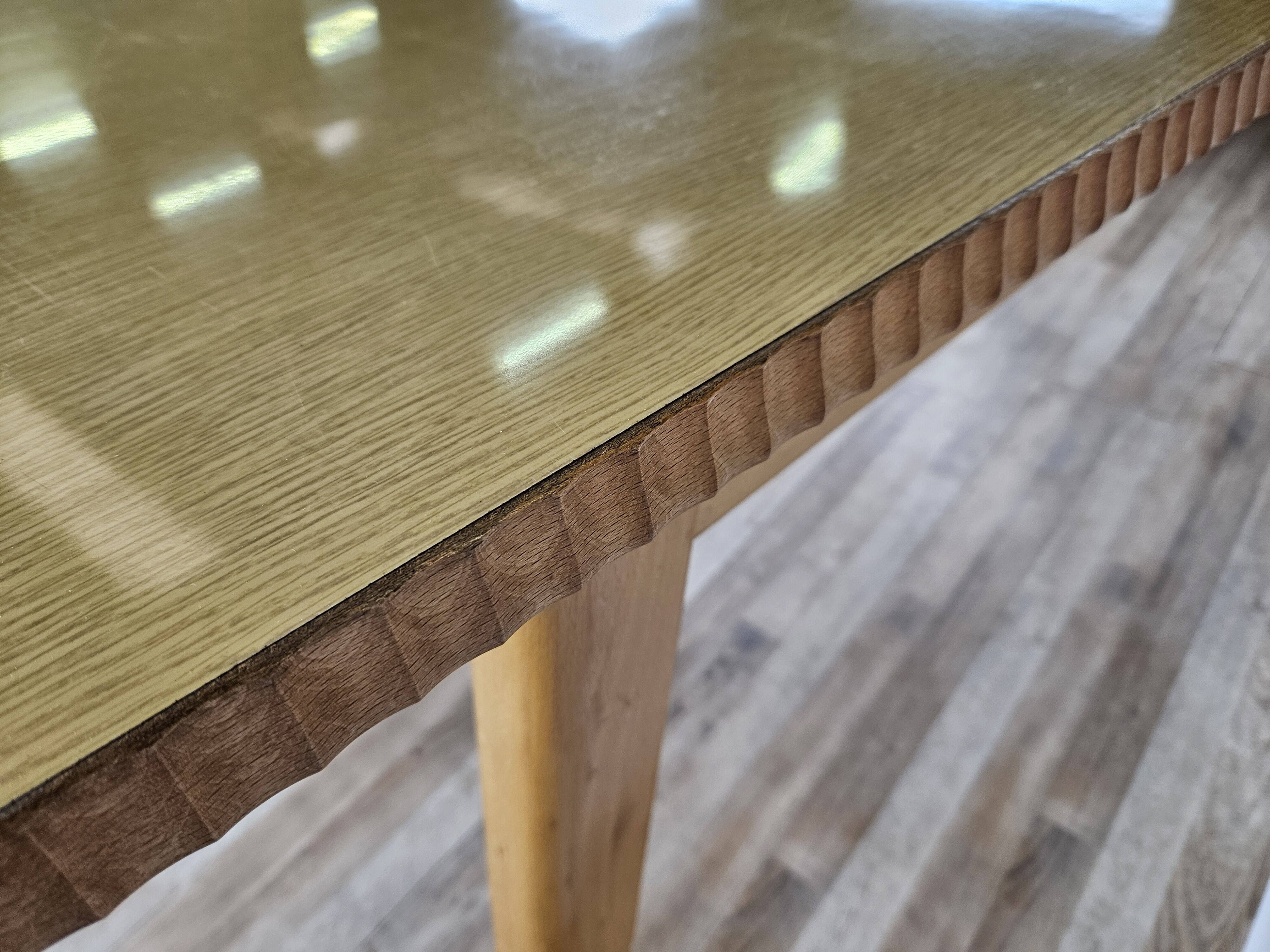 Table à manger des années 1950 en érable avec bord travaillé