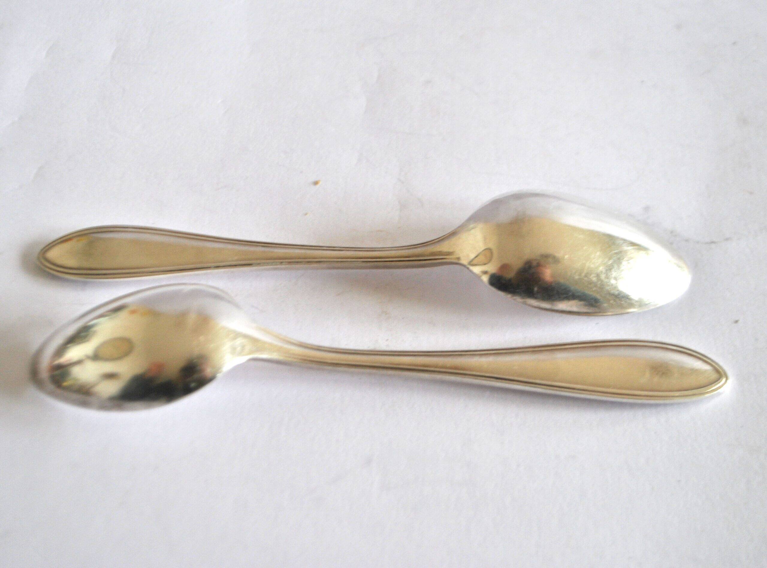 Set of 2 silver-plated teaspoons with a gold filigree design, 13.5 cm.