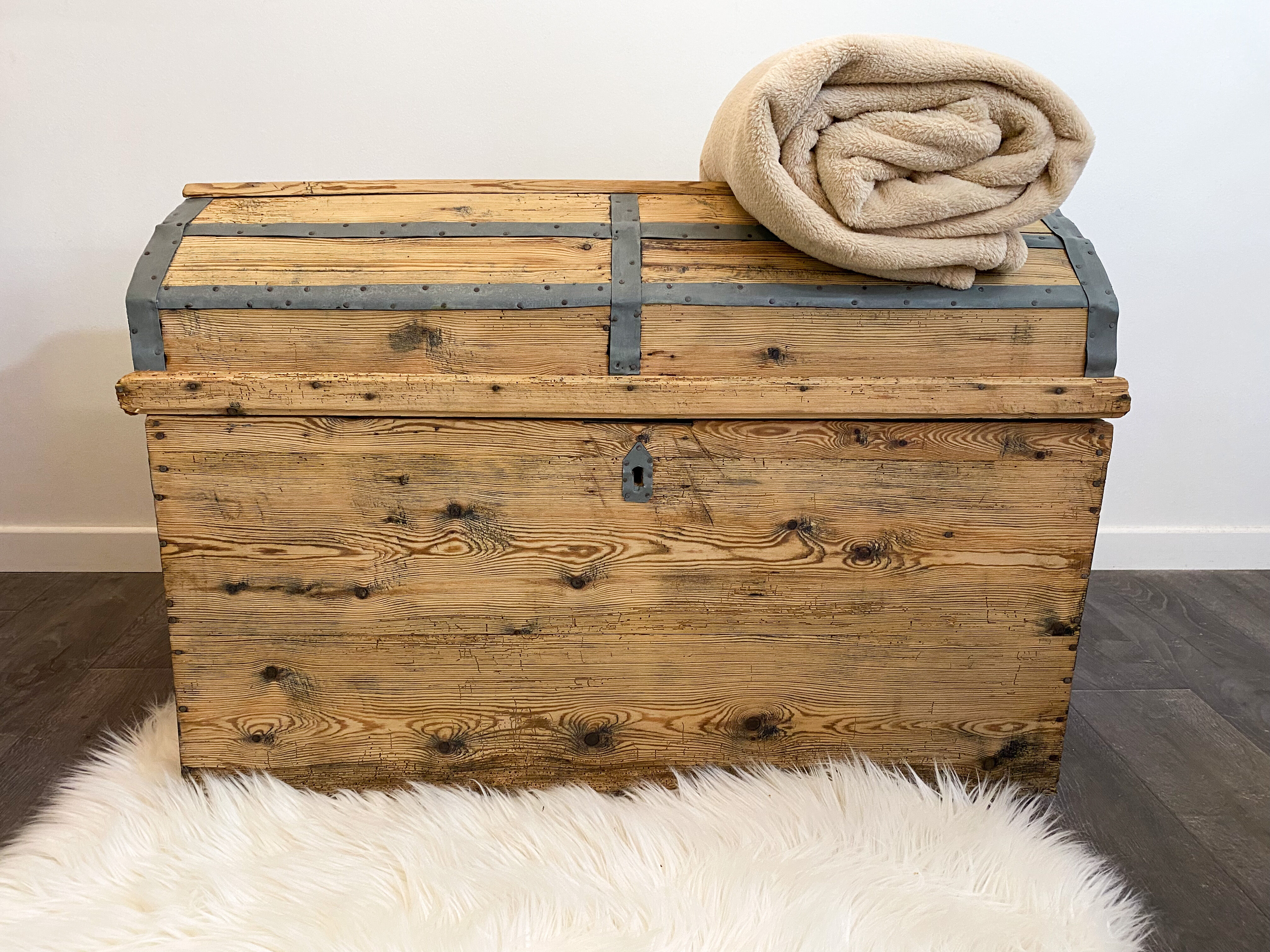 Old trunk restored in wood and zinc rounded top