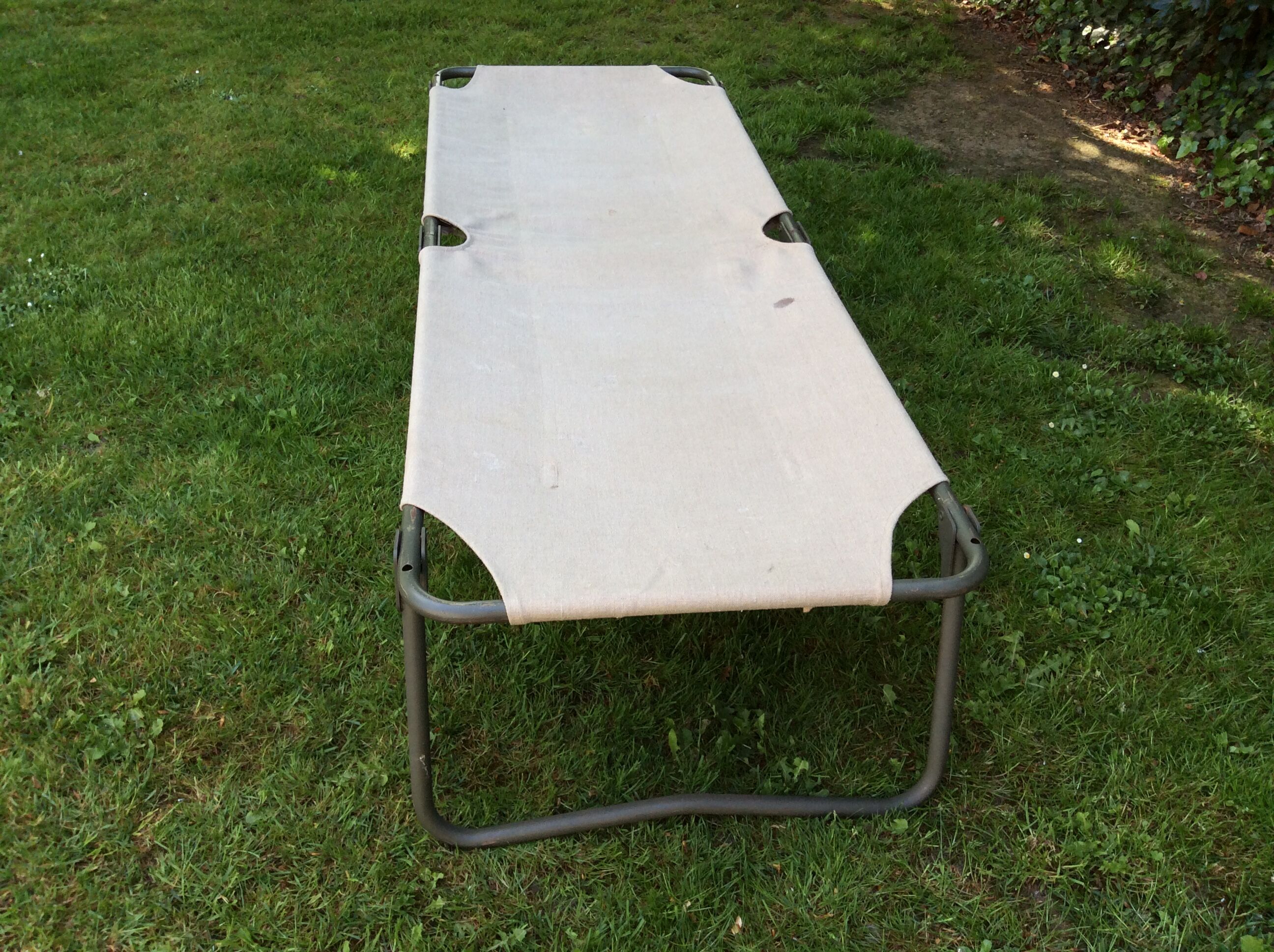 Lit de camp militaire