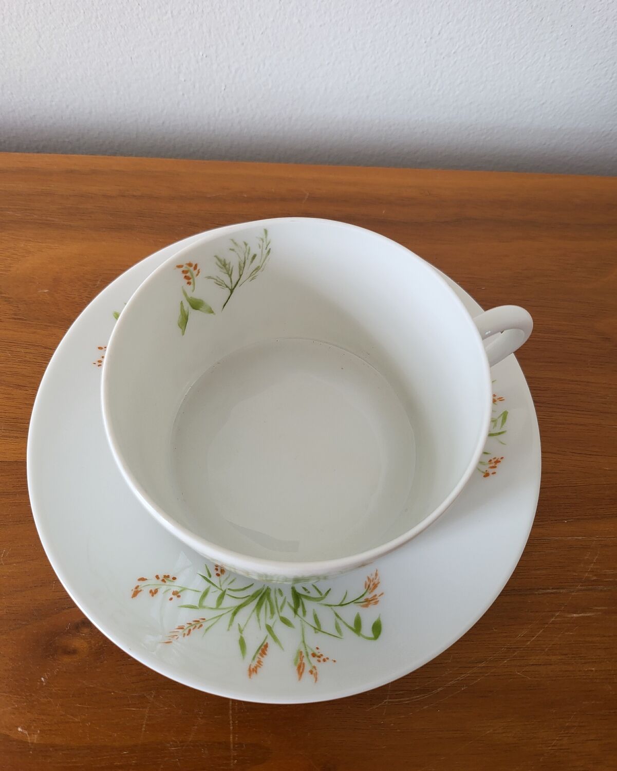 Tea cup and saucer in Limoges porcelain, Edith du Tertre design.