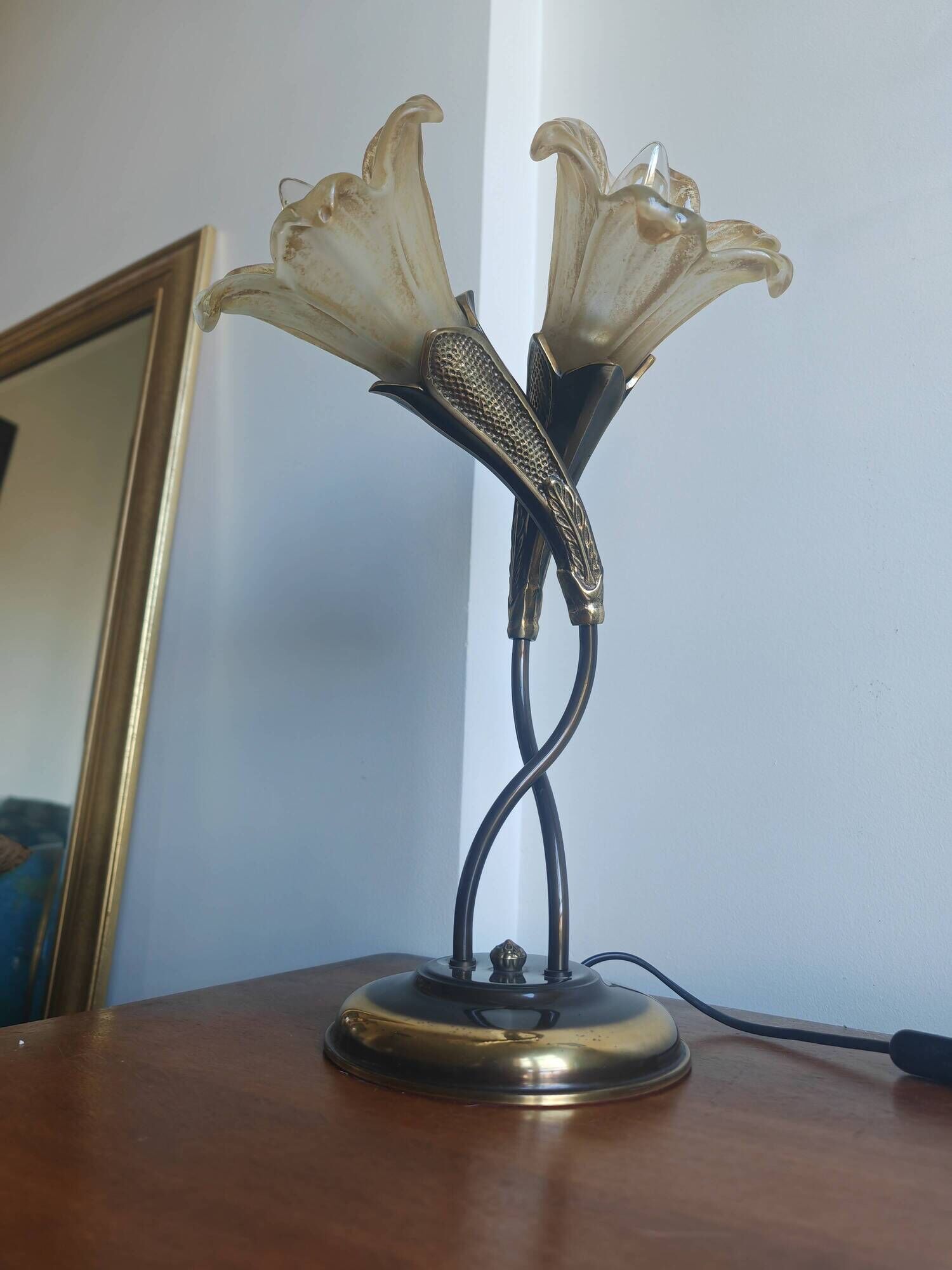 Double flower lamp Art Nouveau – Intertwined brass stems & art glass type