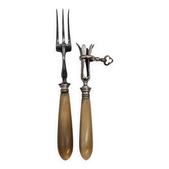 Set of silver-plated leg of lamb handles and fork, with horn handles.