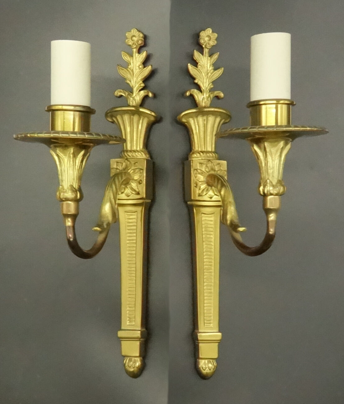 Pair of wall lamps with Louis XVI style flowers