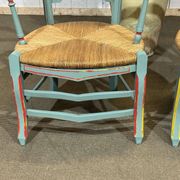 Paire de fauteuils rustiques en hêtre et assises paille
