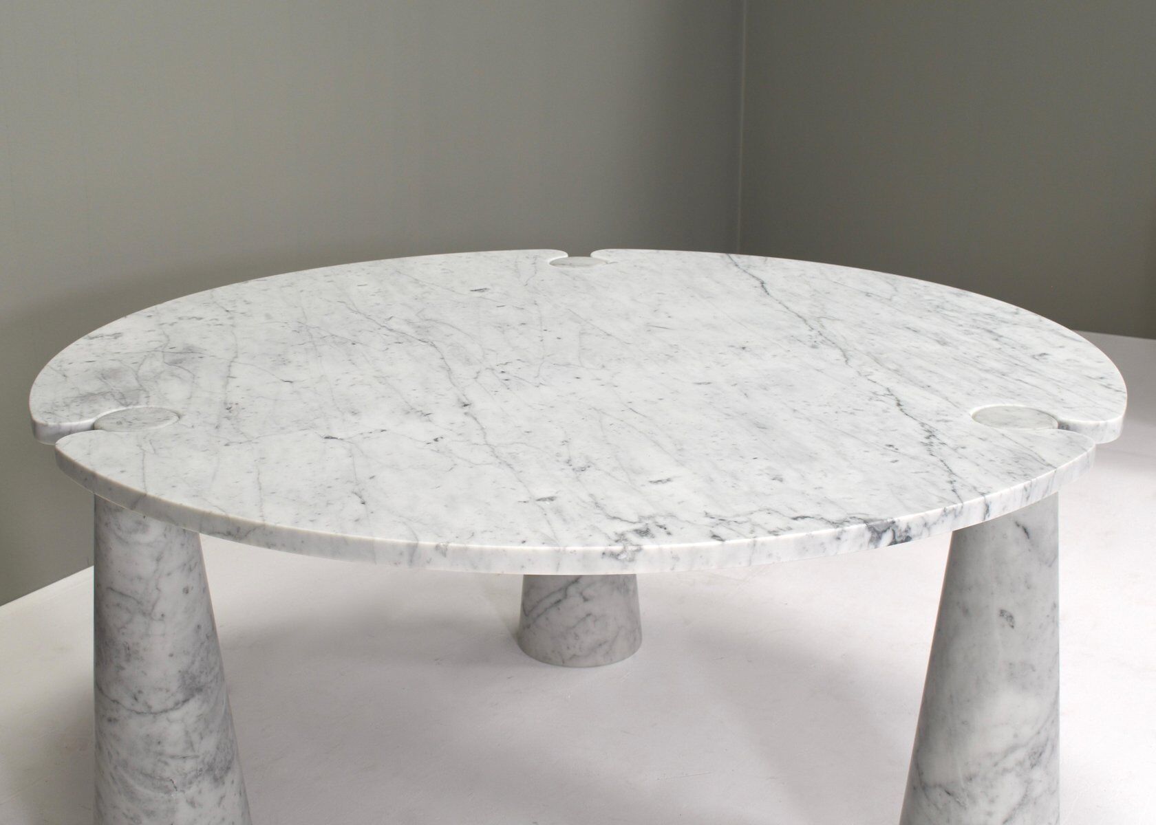 Round dining table Eros in Carrara marble by Angelo Mangiarotti for Skipper Italy 1970s