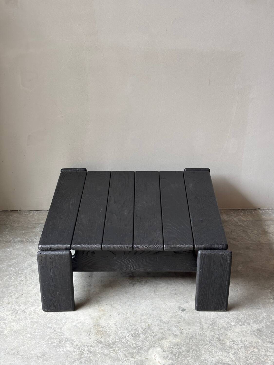 Table basse en bois noir