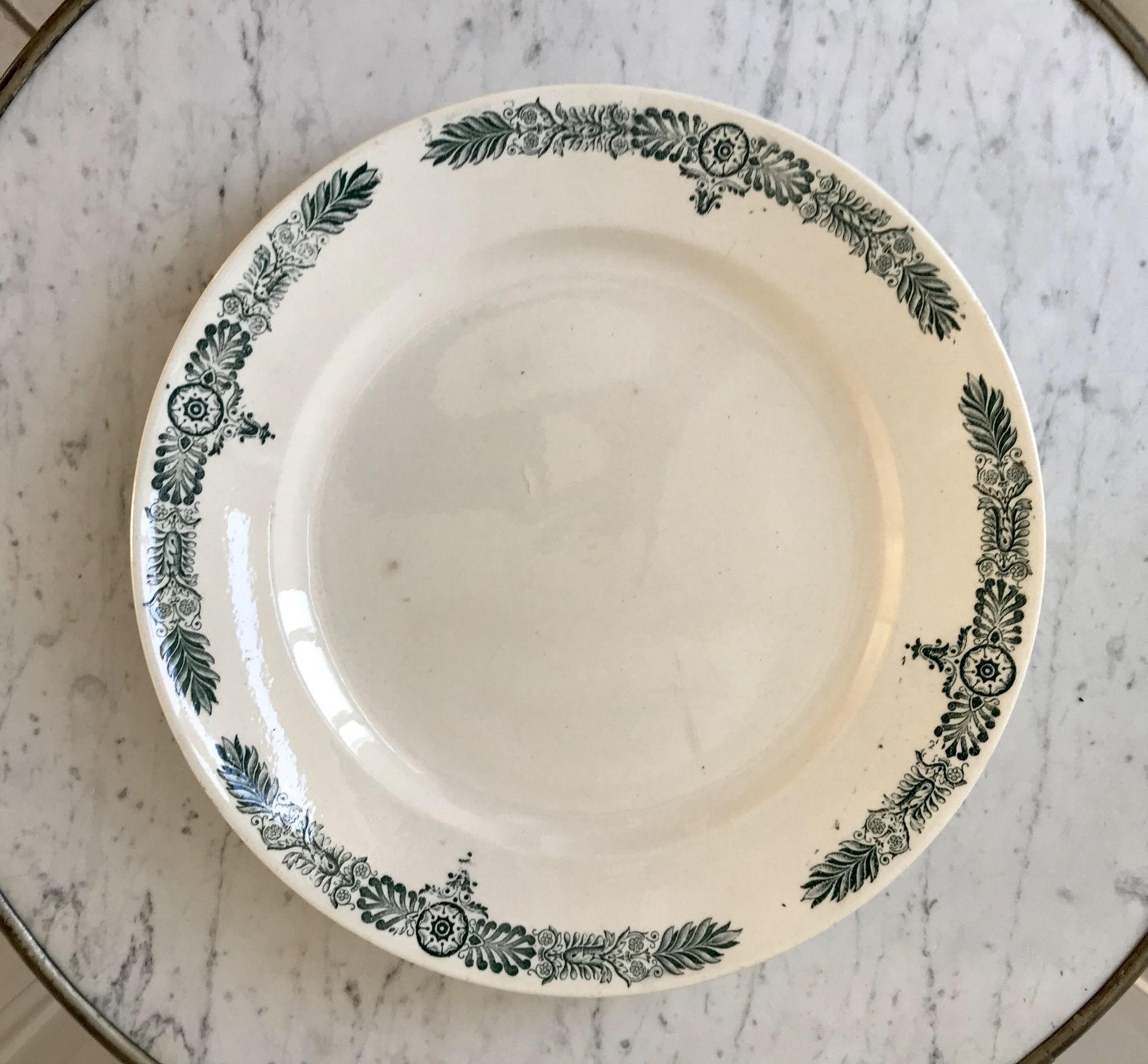 Plat rond Terre de Fer Longchamp milieu XIXème