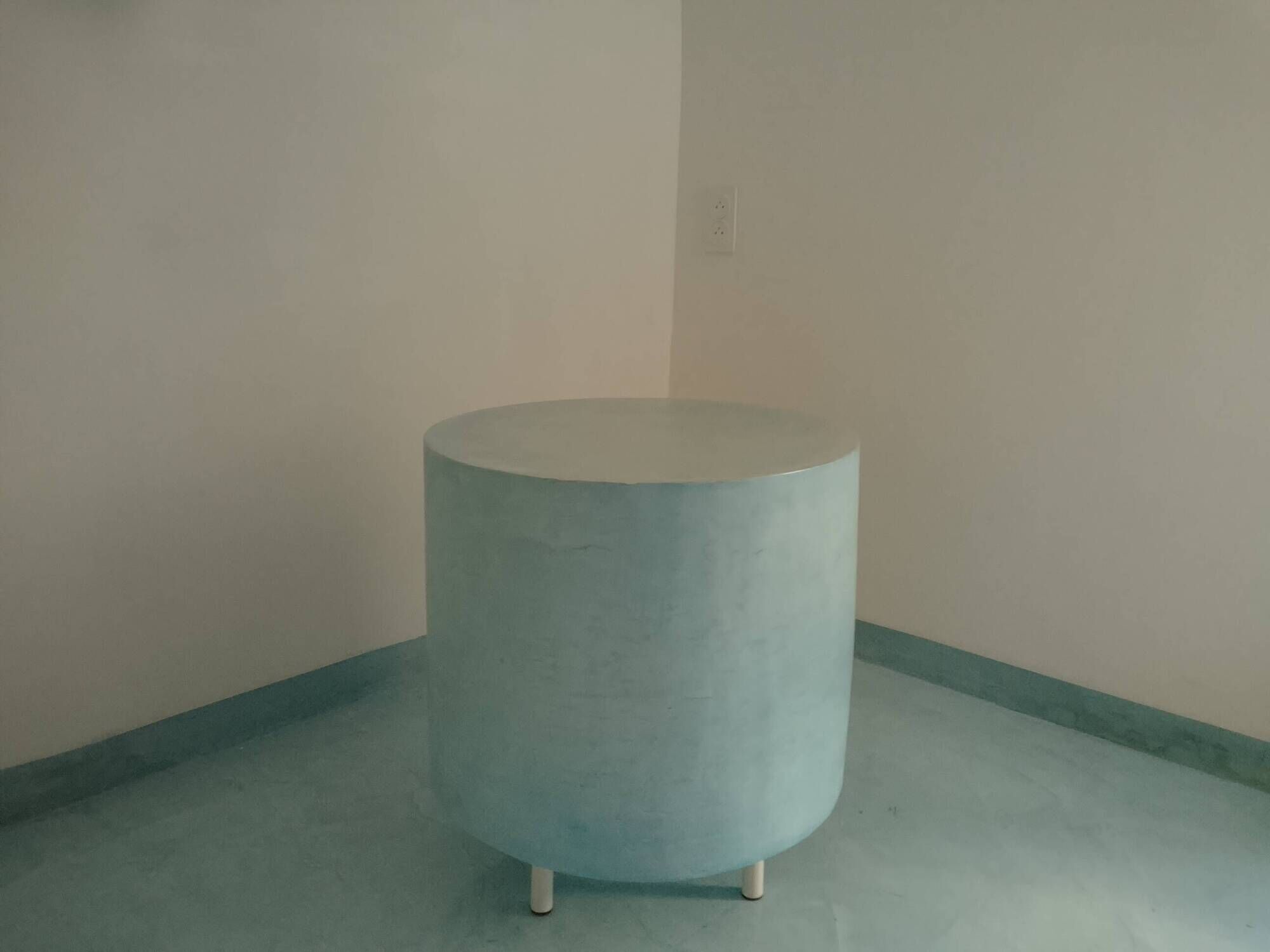 Pastel blue cylindrical coffee table "Tambour" – Artisan design.