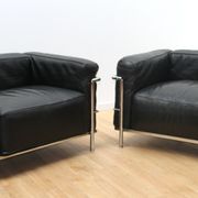 Pair of armchairs LC3