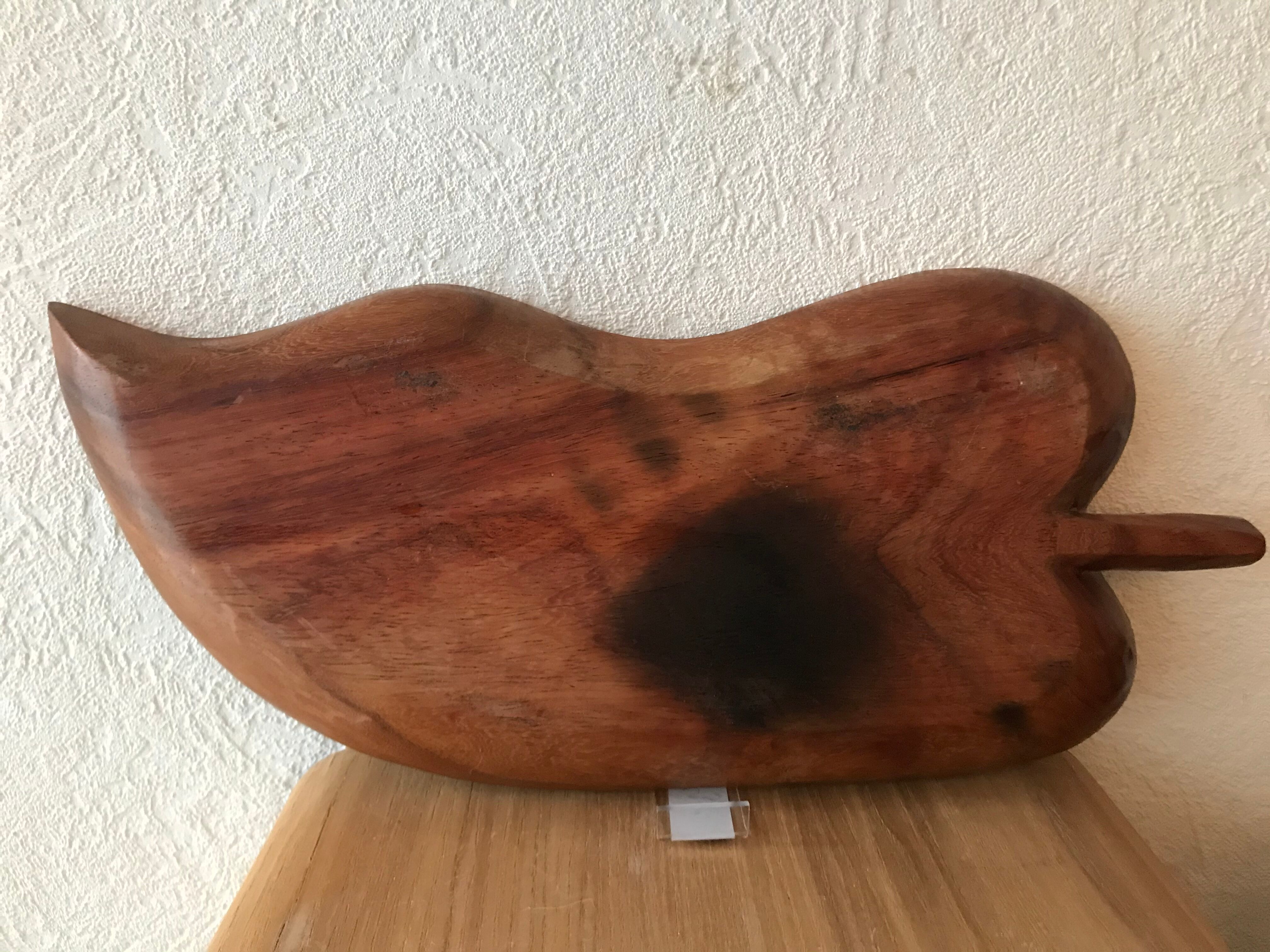 Plat en bois en forme de feuille