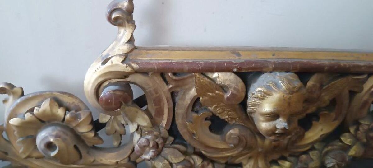 Fronton ancien en bois doré et sculpté du XIXe siècle