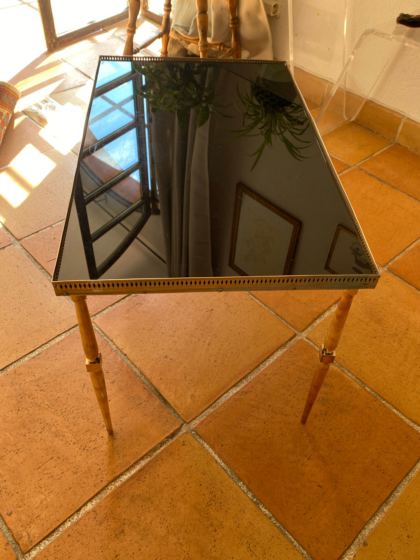 Table basse en laiton massif et plateau en verre noir