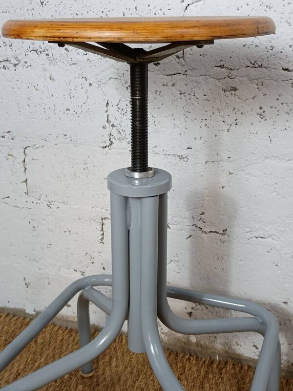 Tabouret industriel à vis restaurée