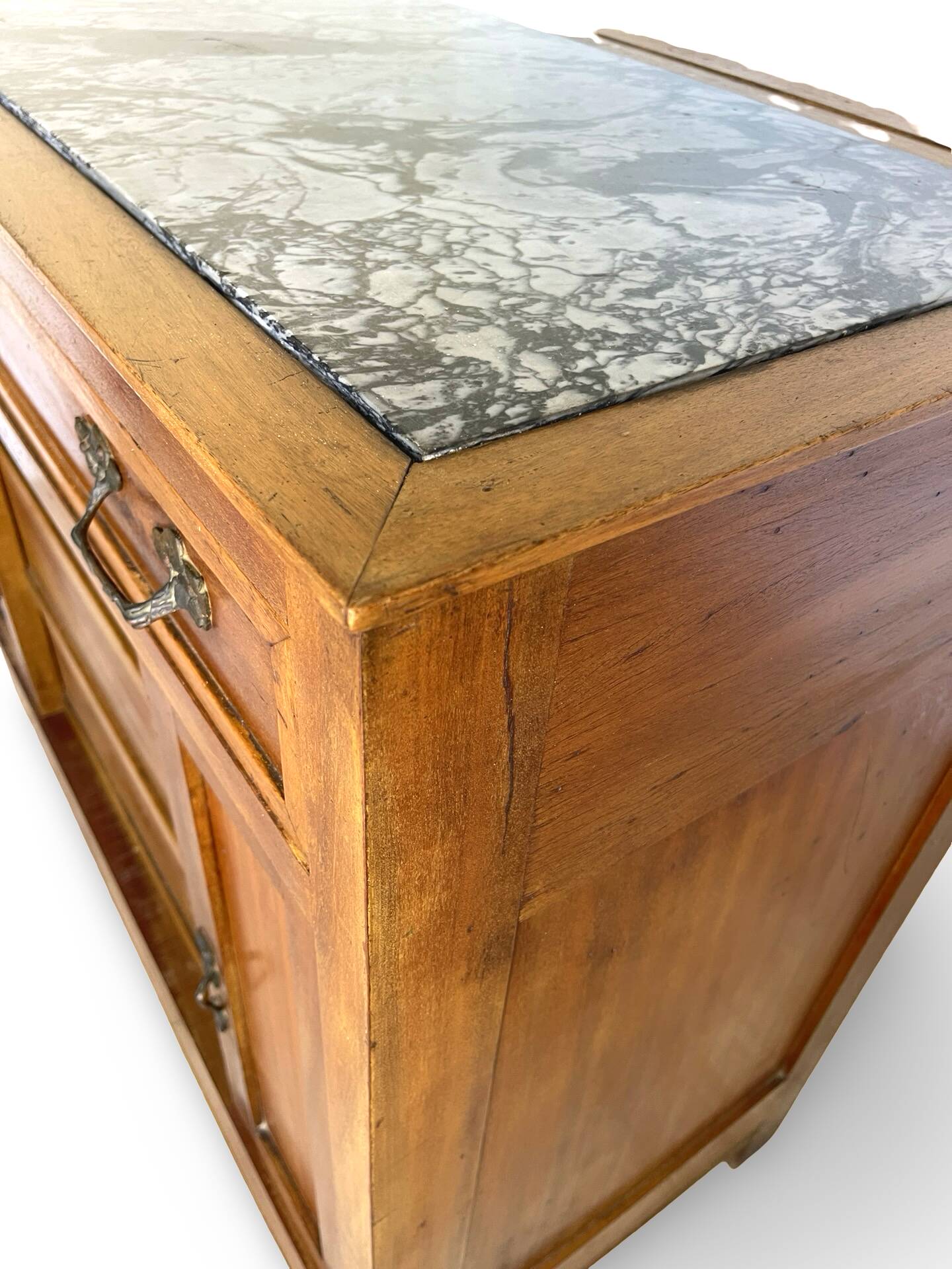 Commode de style Art Déco en bois de cerisier et noyer.