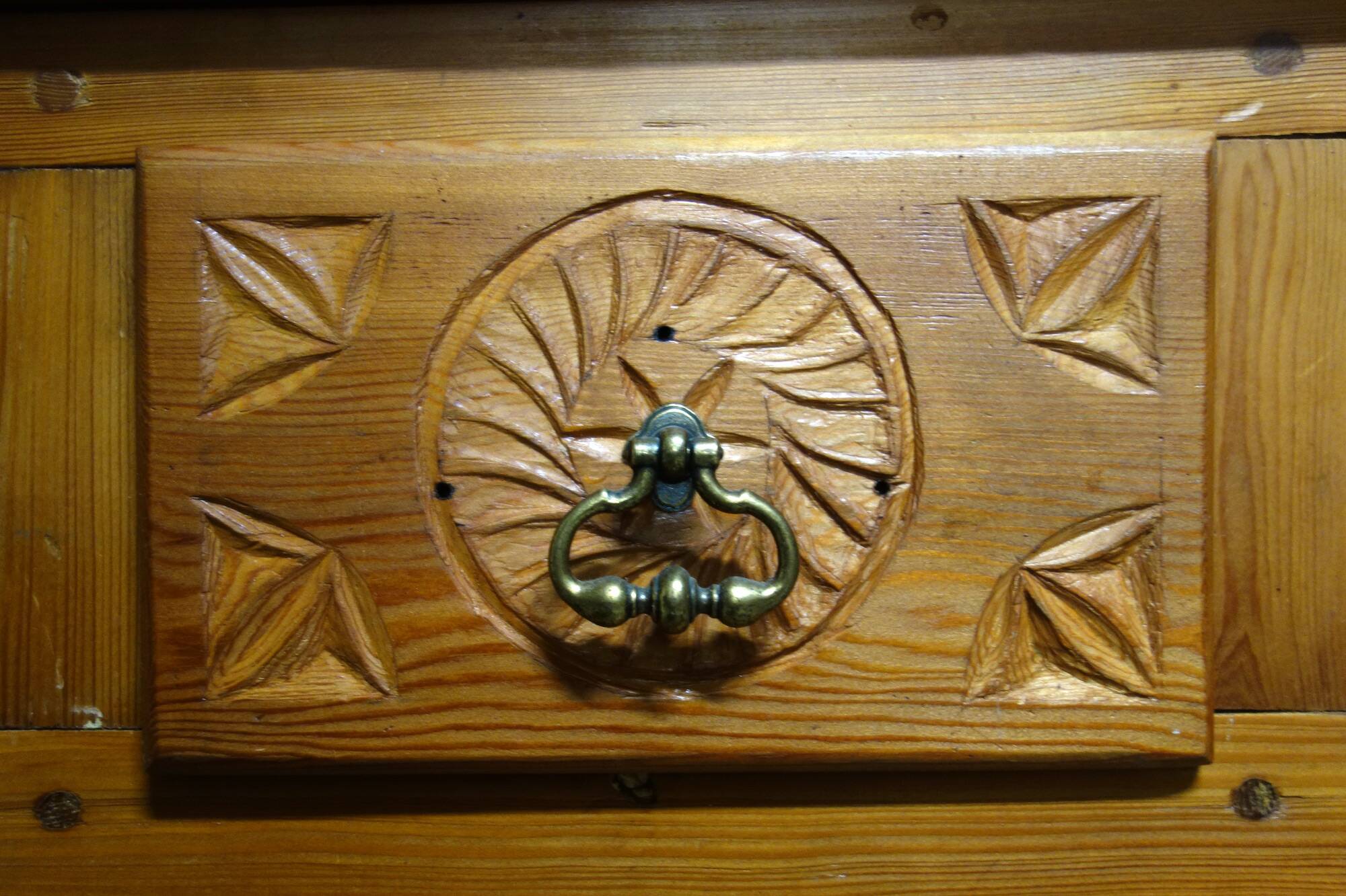 Large Queyras pine dresser, Hautes Alpes