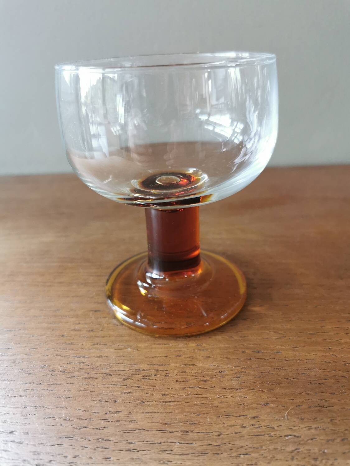 Set of 6 vintage Champagne glasses, amber base