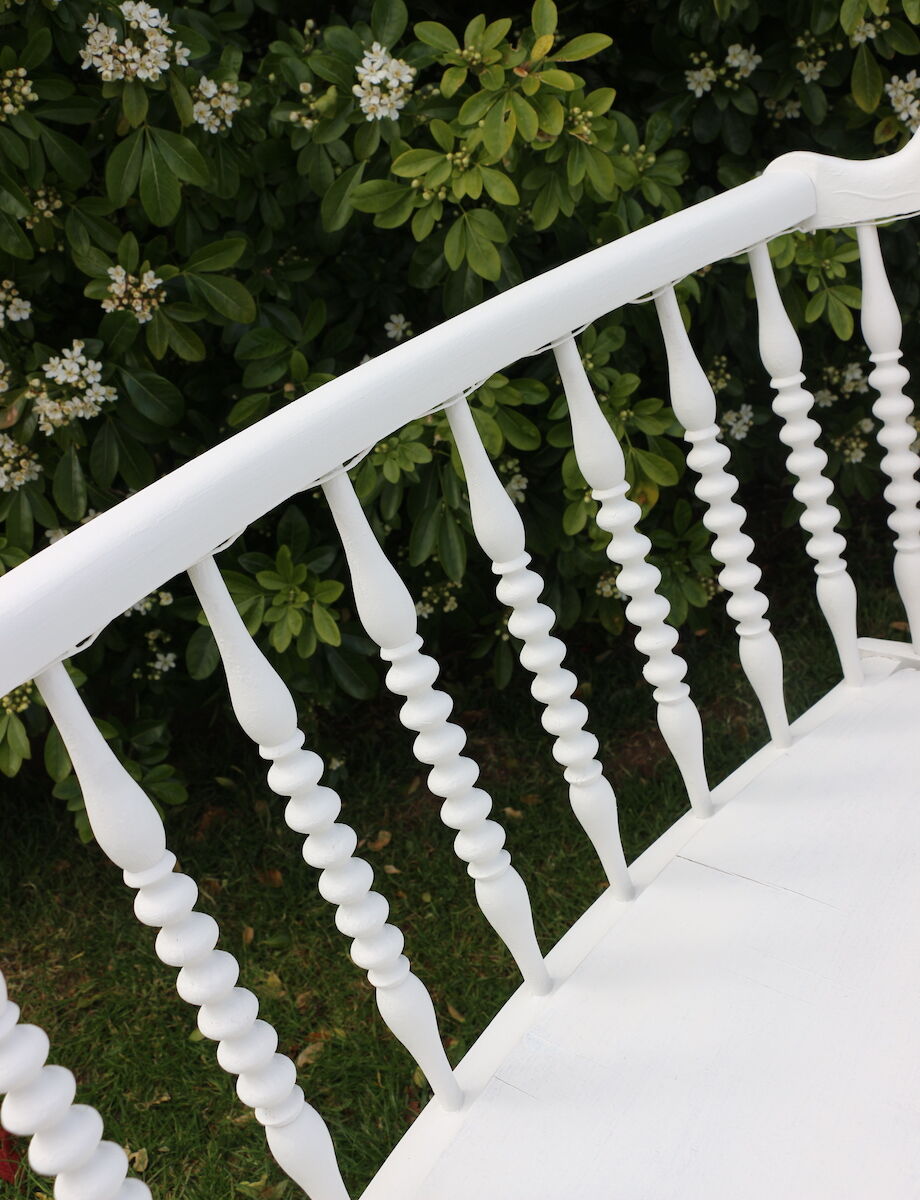 White wooden bercelonnette