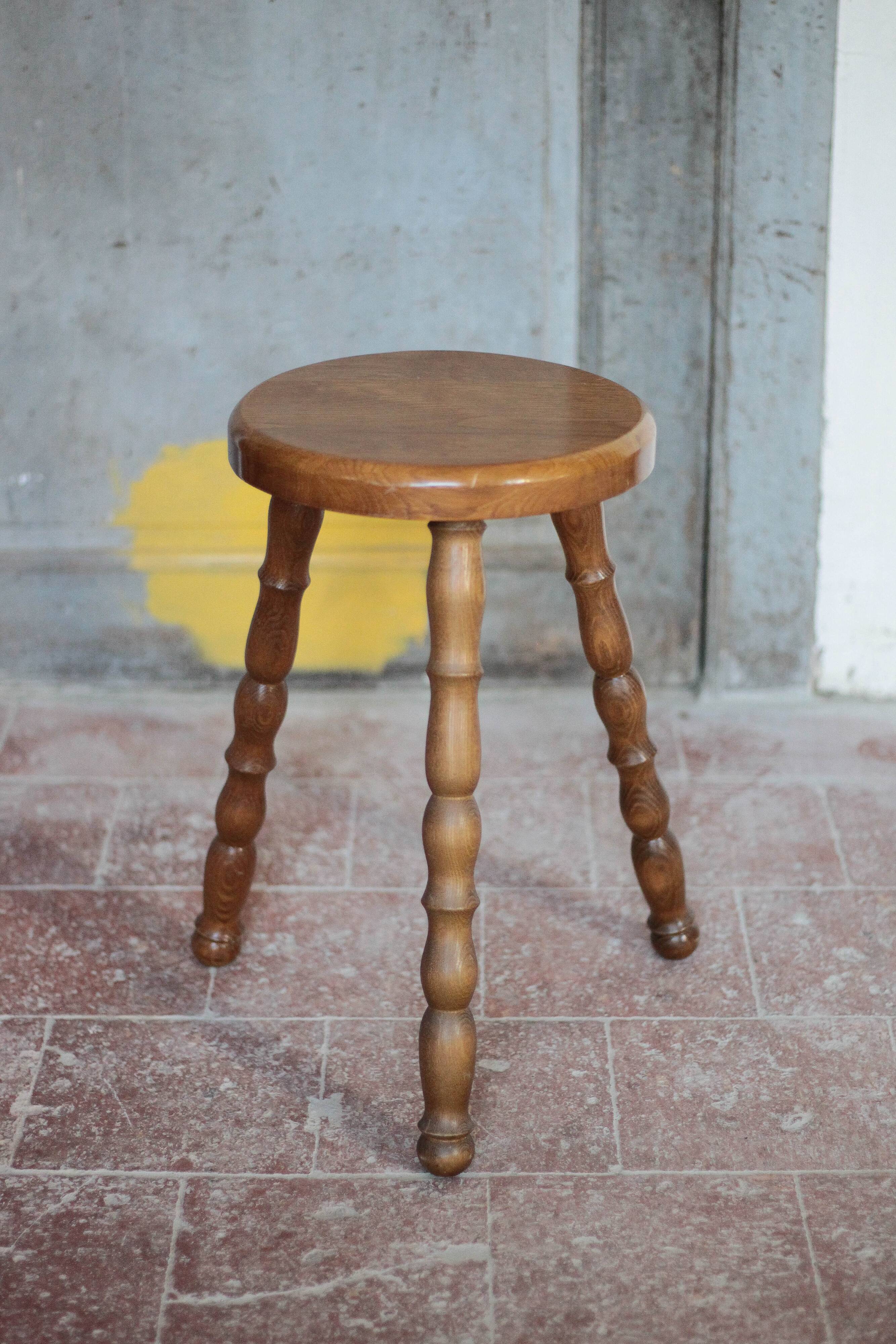 Tabouret tripode en bois