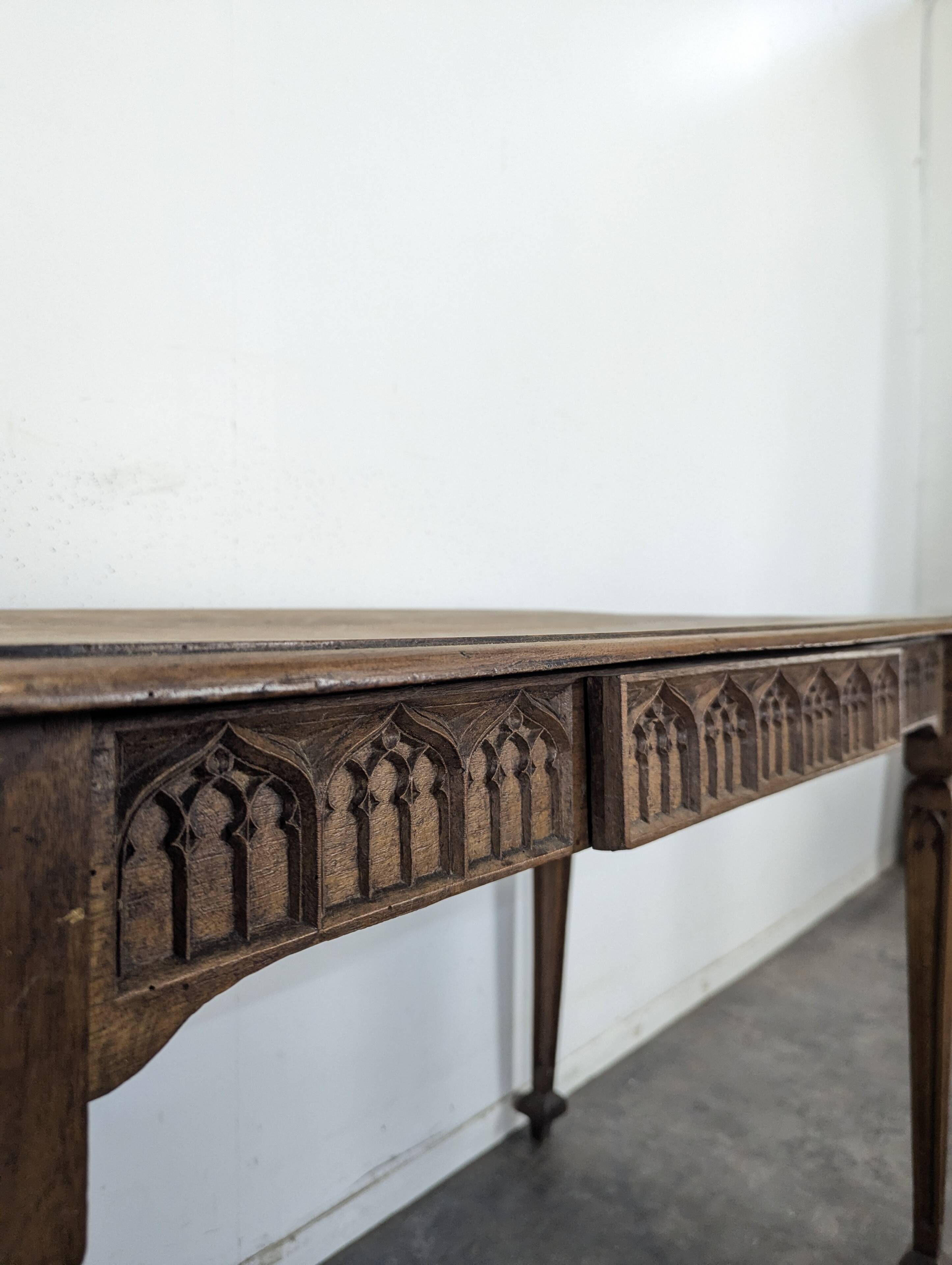 Table à écrire néogothique en noyer à frise d'arcatures