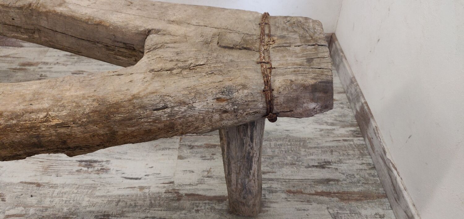 Banc brutaliste atypique