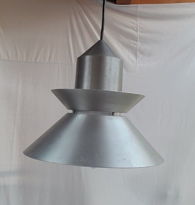 Metal and opaline suspension