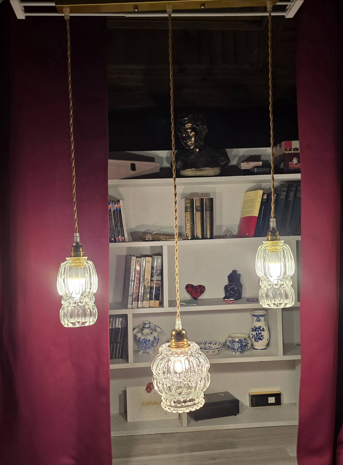 Suspension with 3 transparent bubble glass globes.