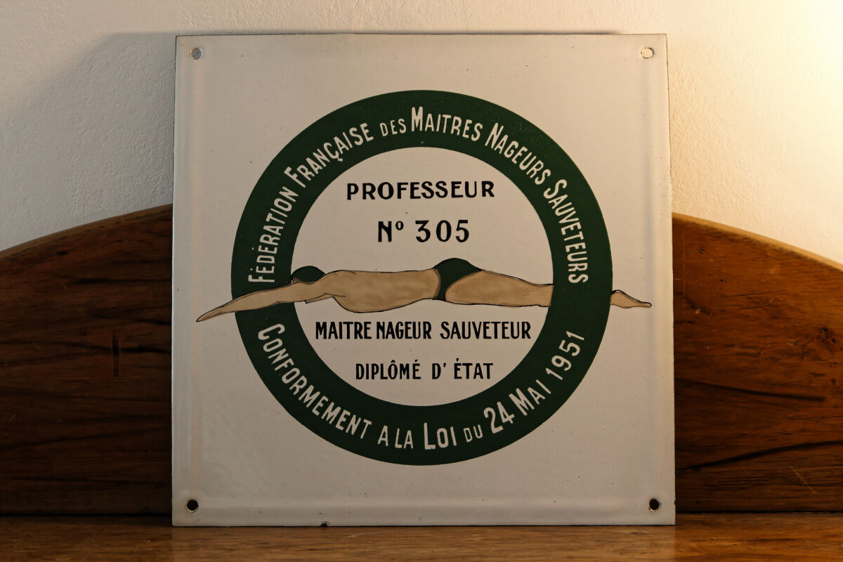 Enamelled lifeguard plaque