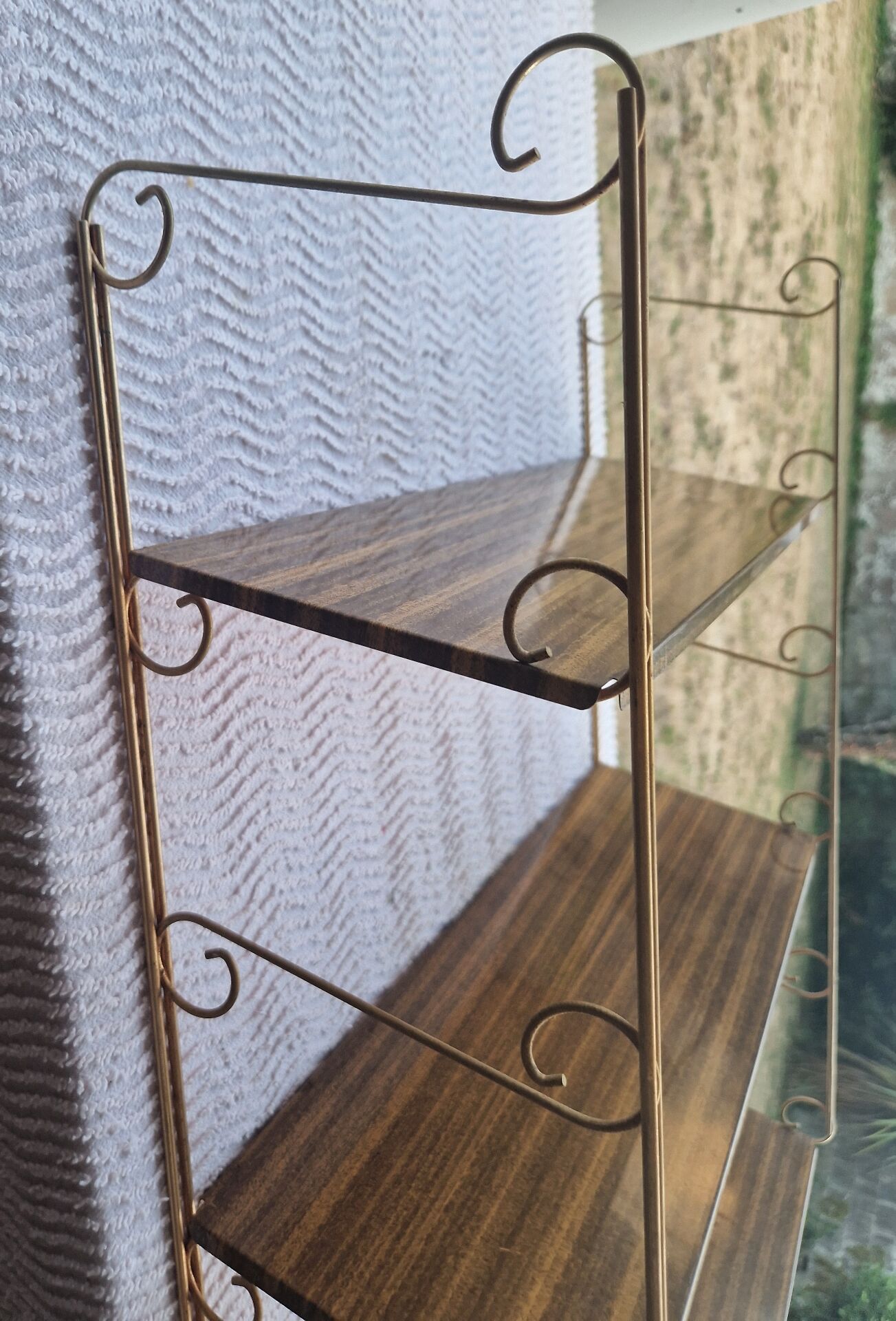 Wall shelf in metal with slanted shelves