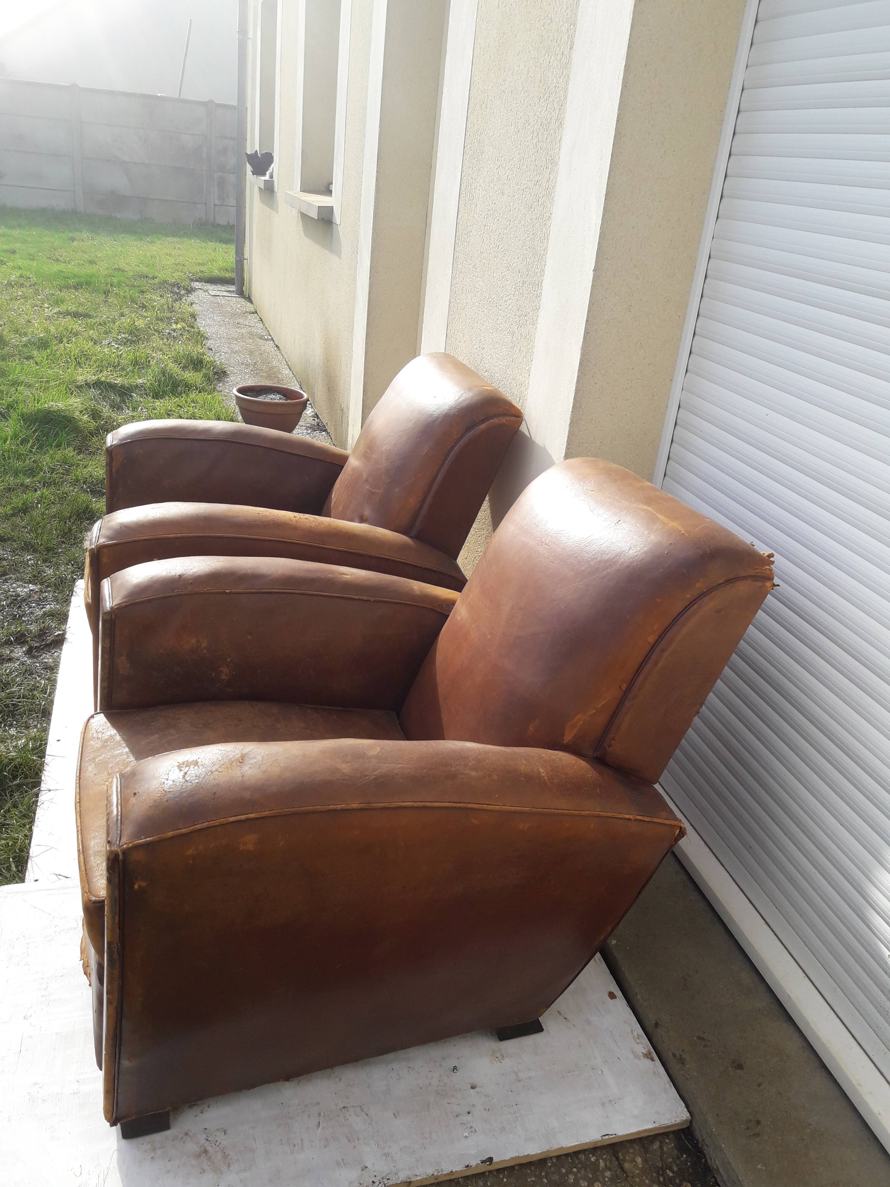 Paire de fauteuils club en cuir marron