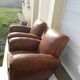 Paire de fauteuils club en cuir marron