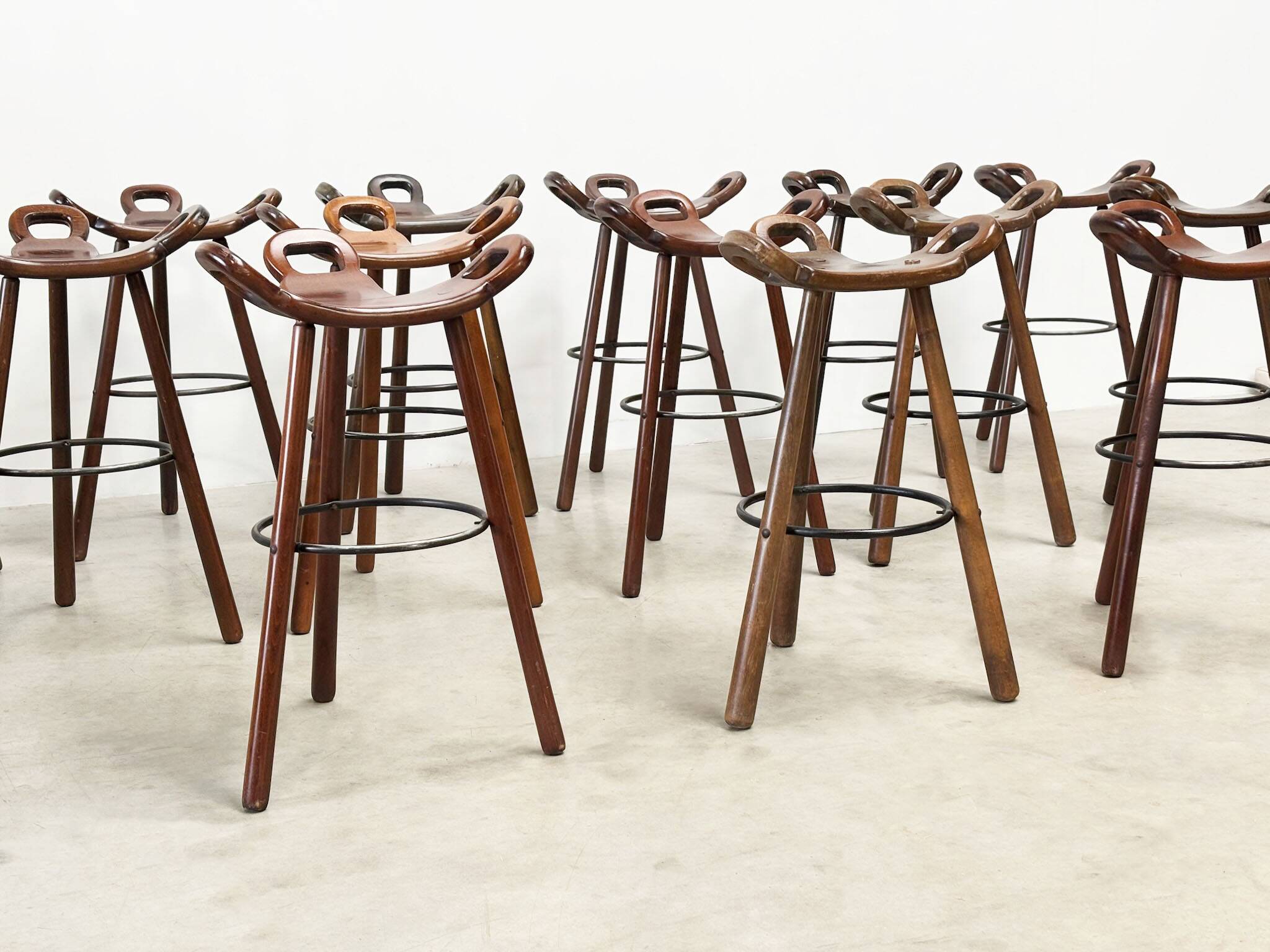 Grand ensemble de tabourets de bar espagnols, vendus à l'unité