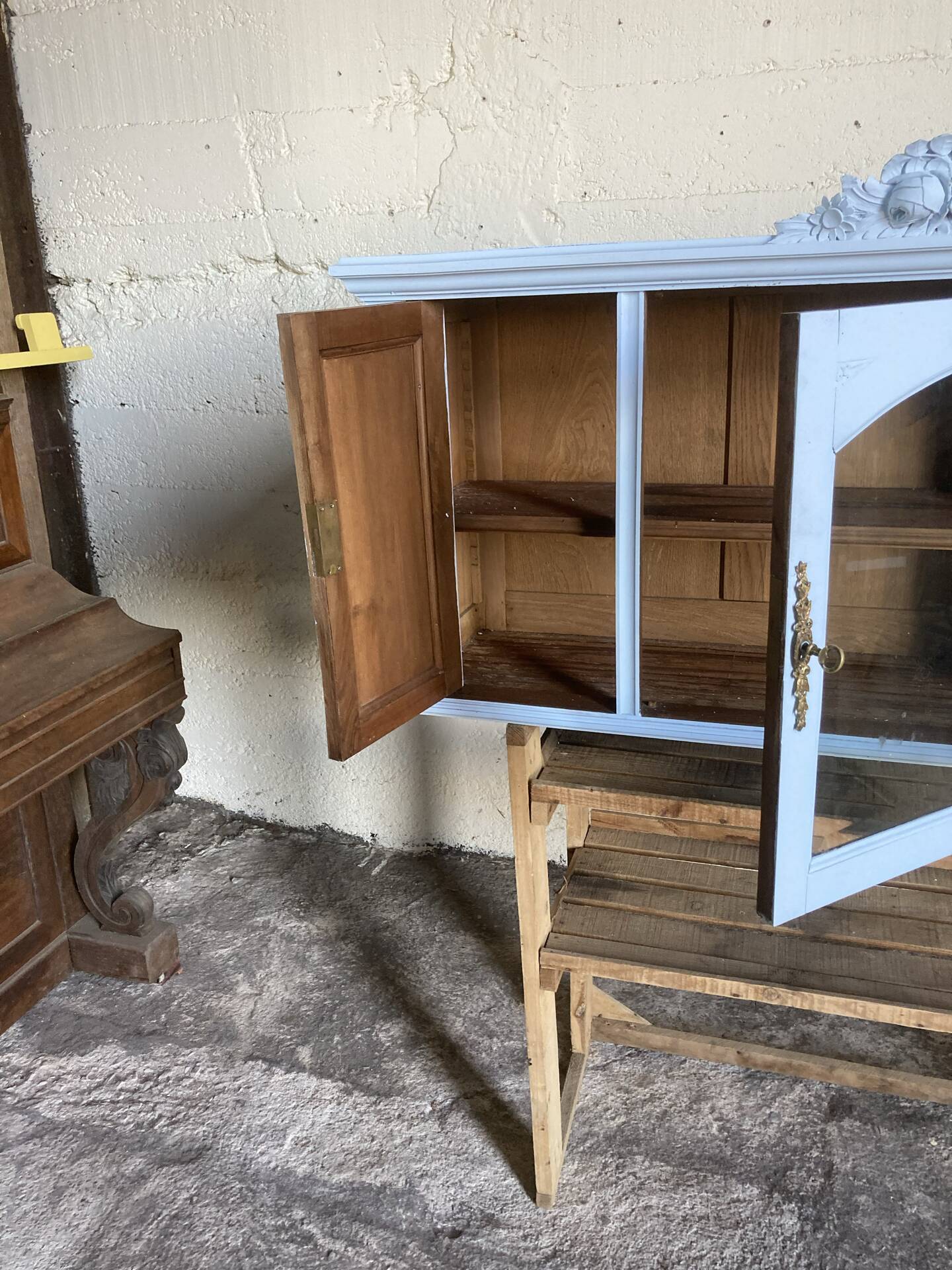 Hanging cupboard from the 1930s-1940s