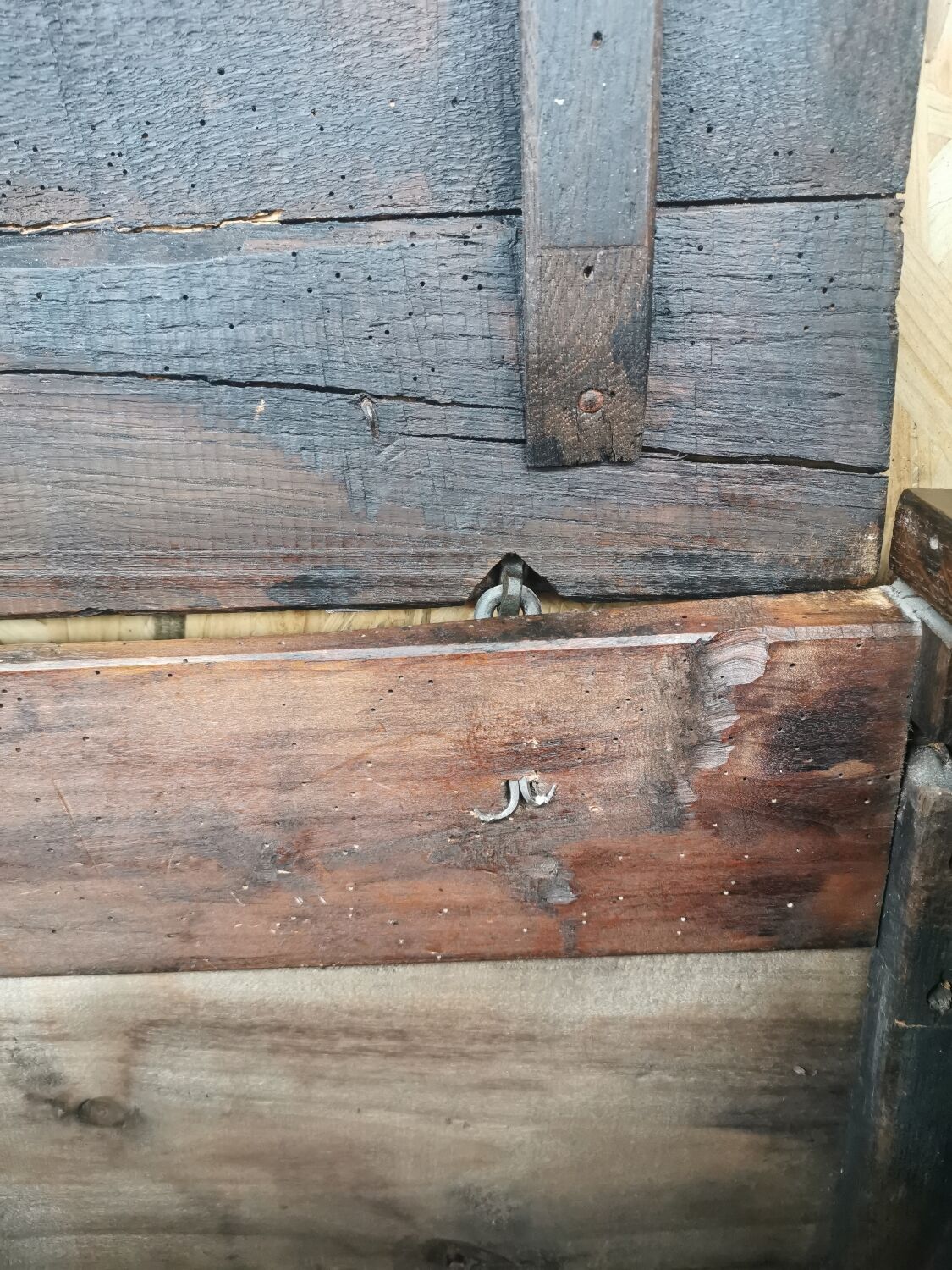 Coffre banc néo-gothique en bois massif