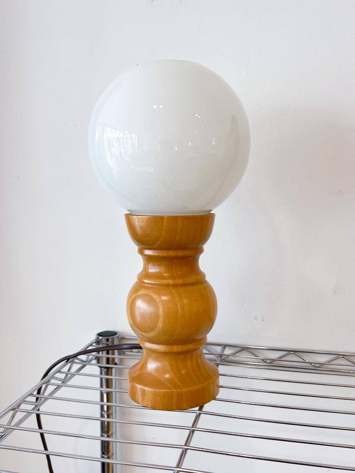 Lampe vintage en pin et opaline