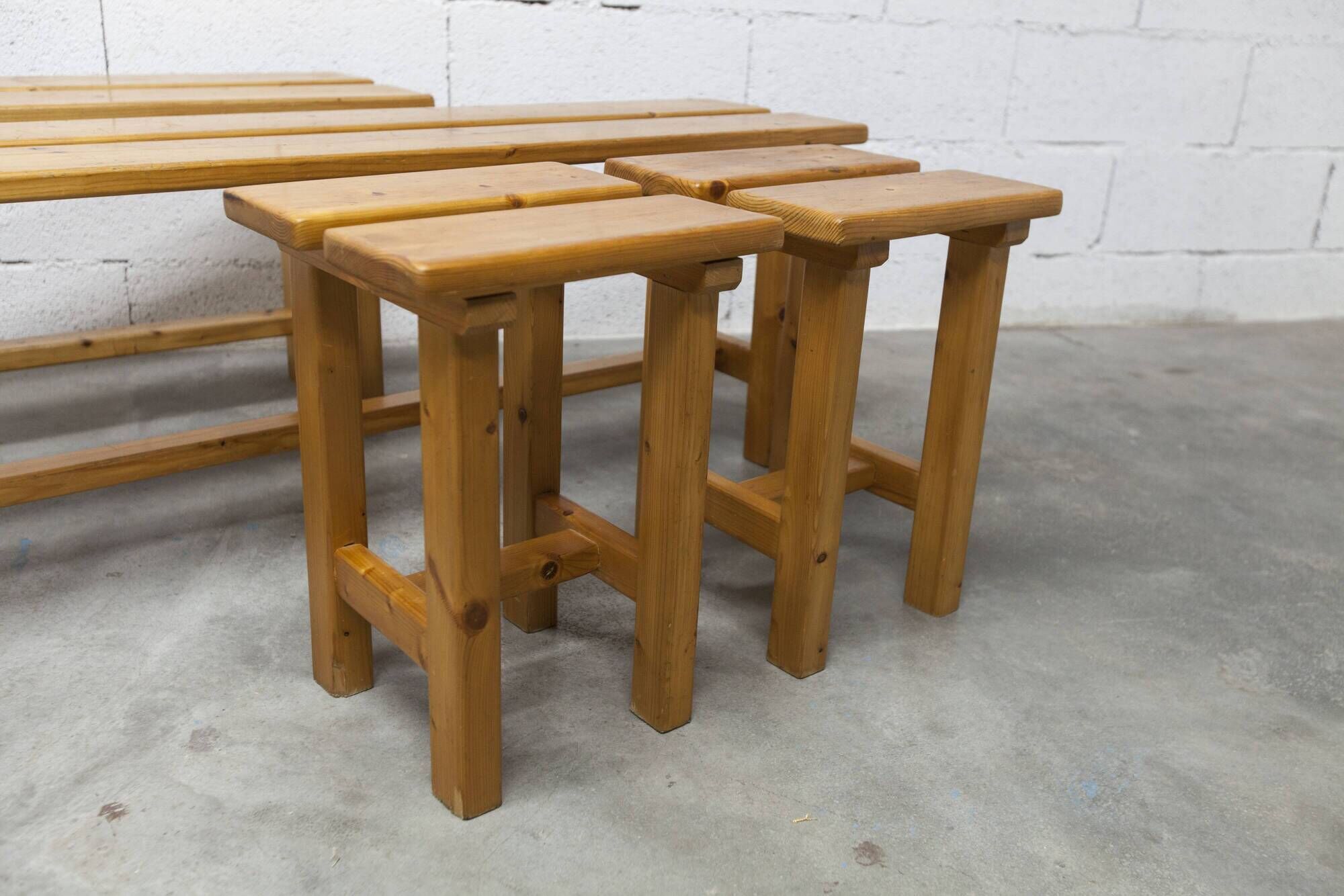 Set of 2 benches and 2 stools in pine, 1970s mountain style.