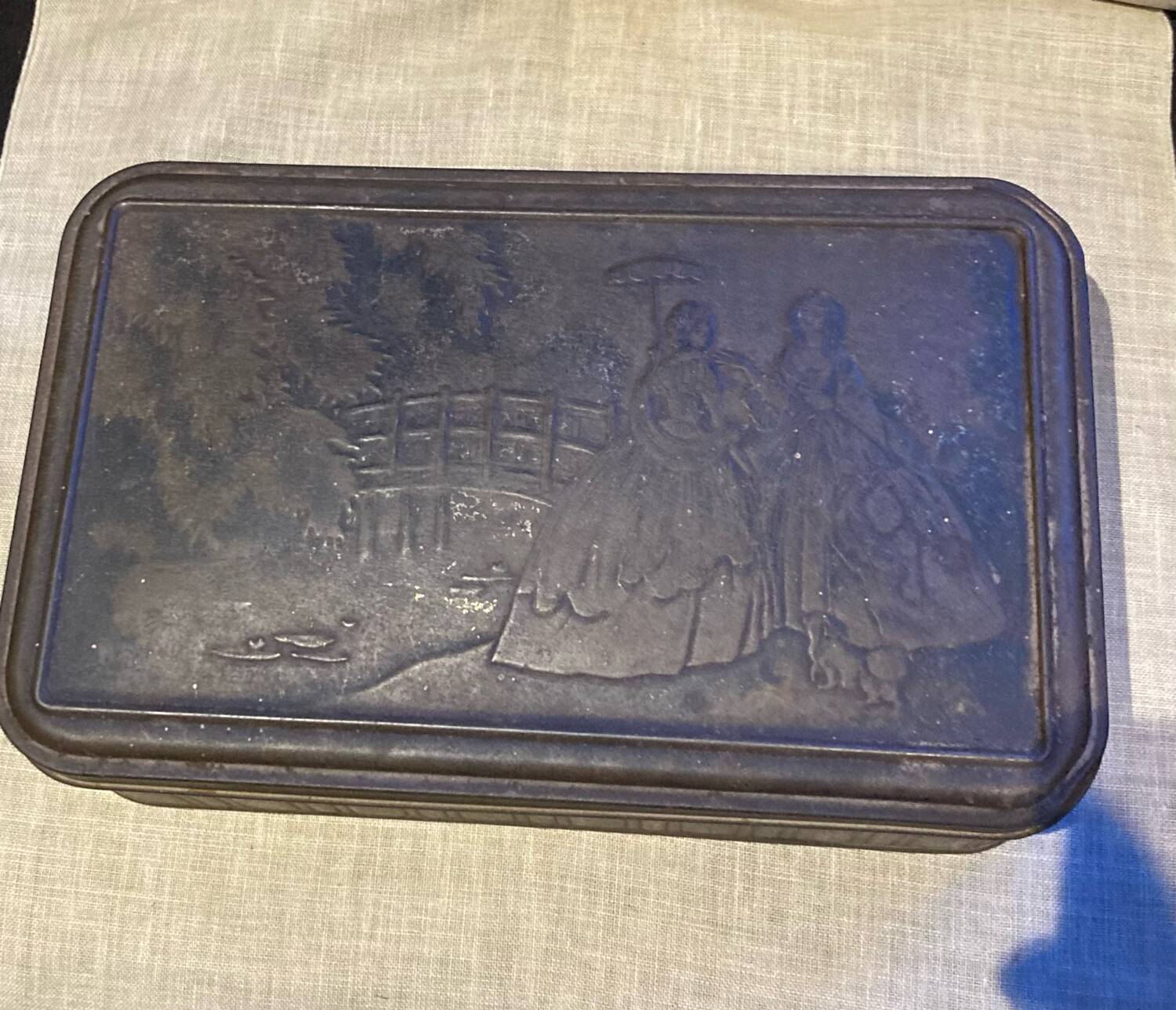 Cake tin from the early 20th century with embossed designs