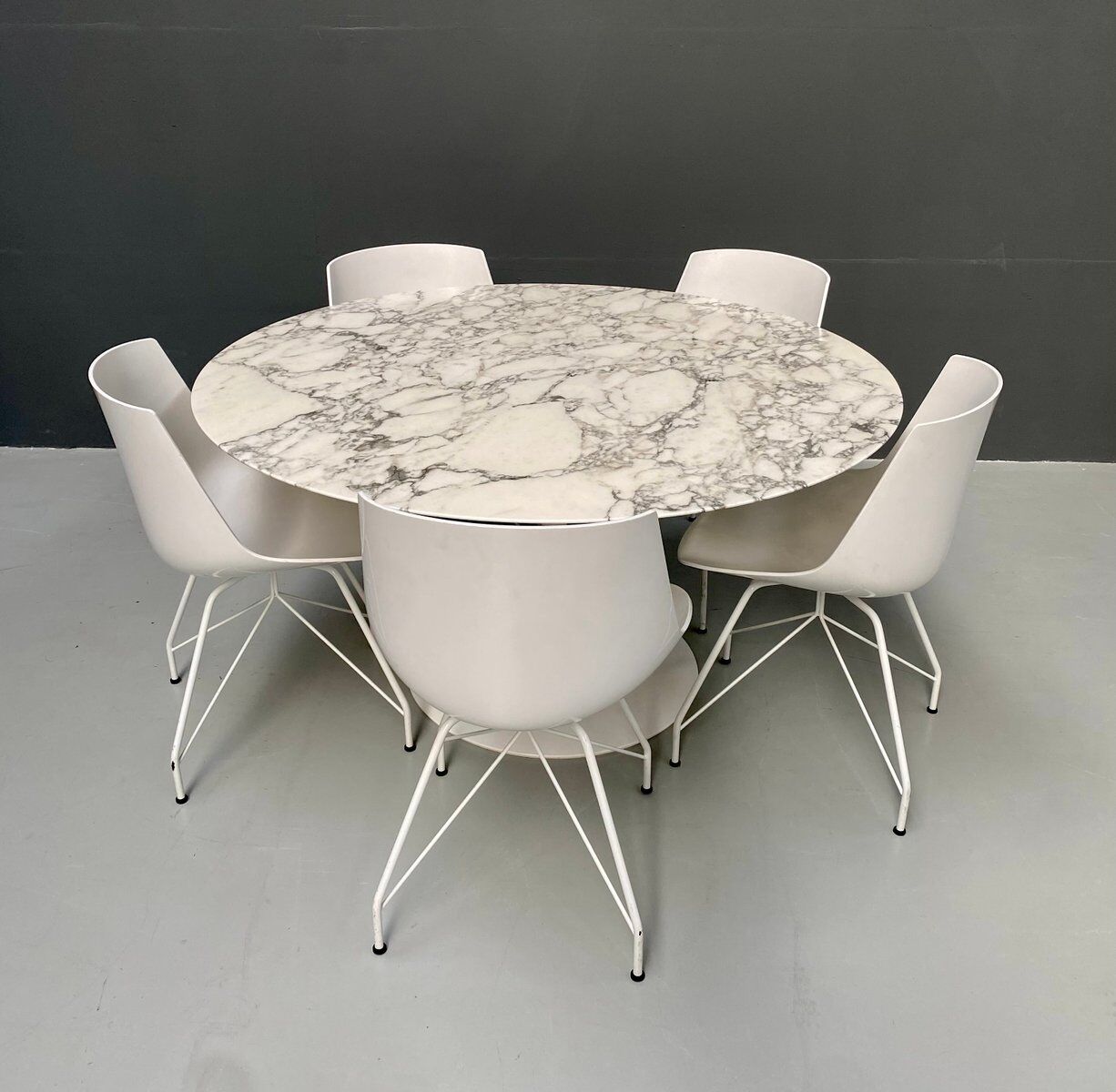 Aresbescato marble dining table by Eero Saarinen for Knoll