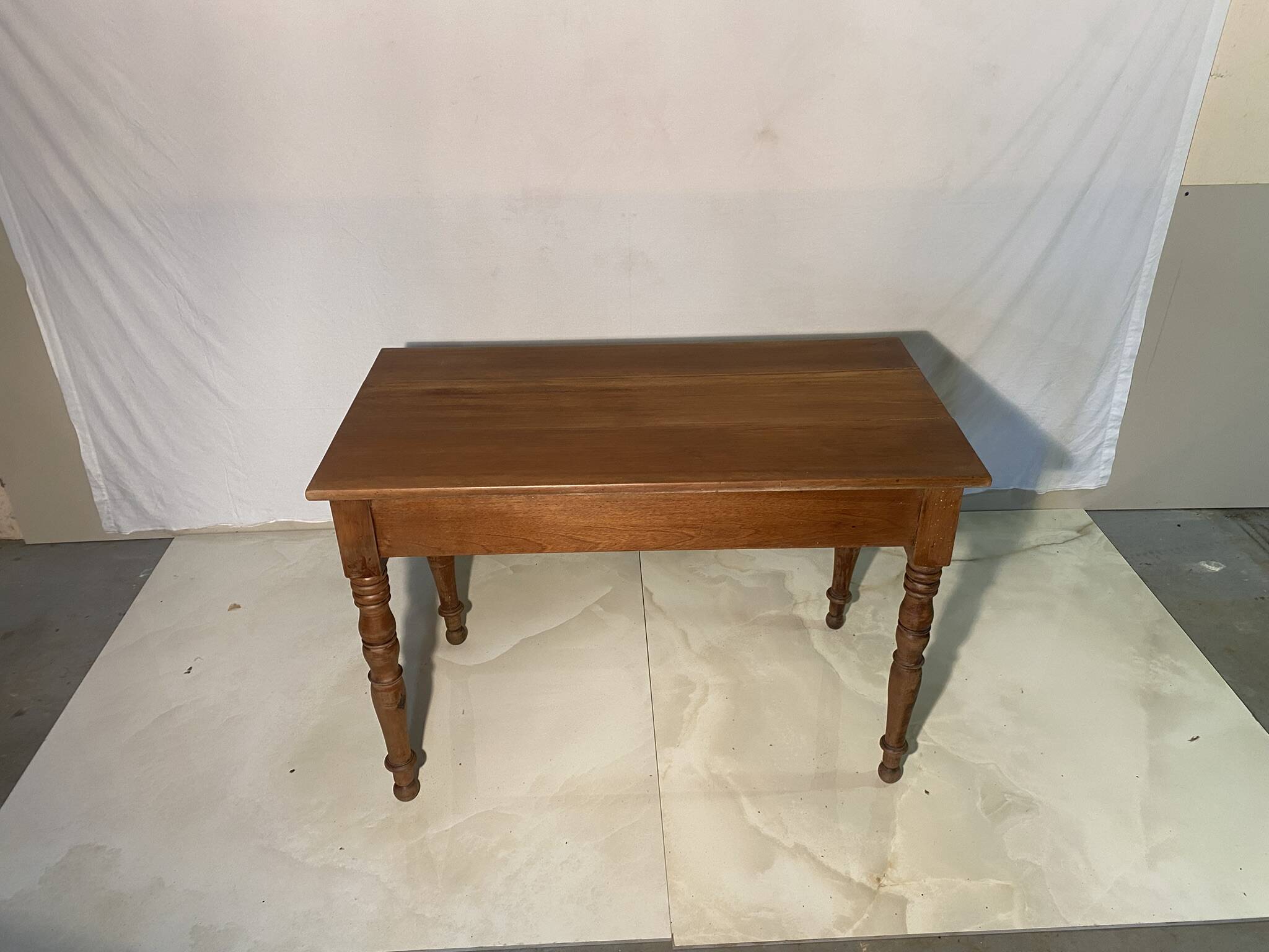 Vintage solid wood desk table - Elegant turned legs