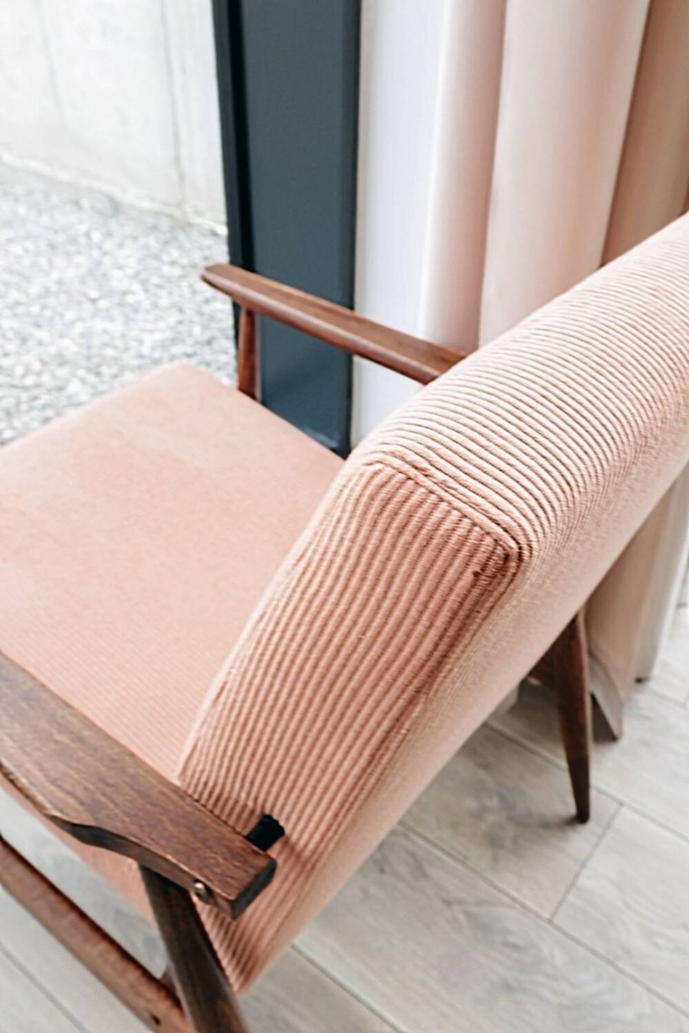 Scandinavian armchair in light coral knitted velvet