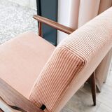 Fauteuil scandinave en velours côtelé rose corail clair