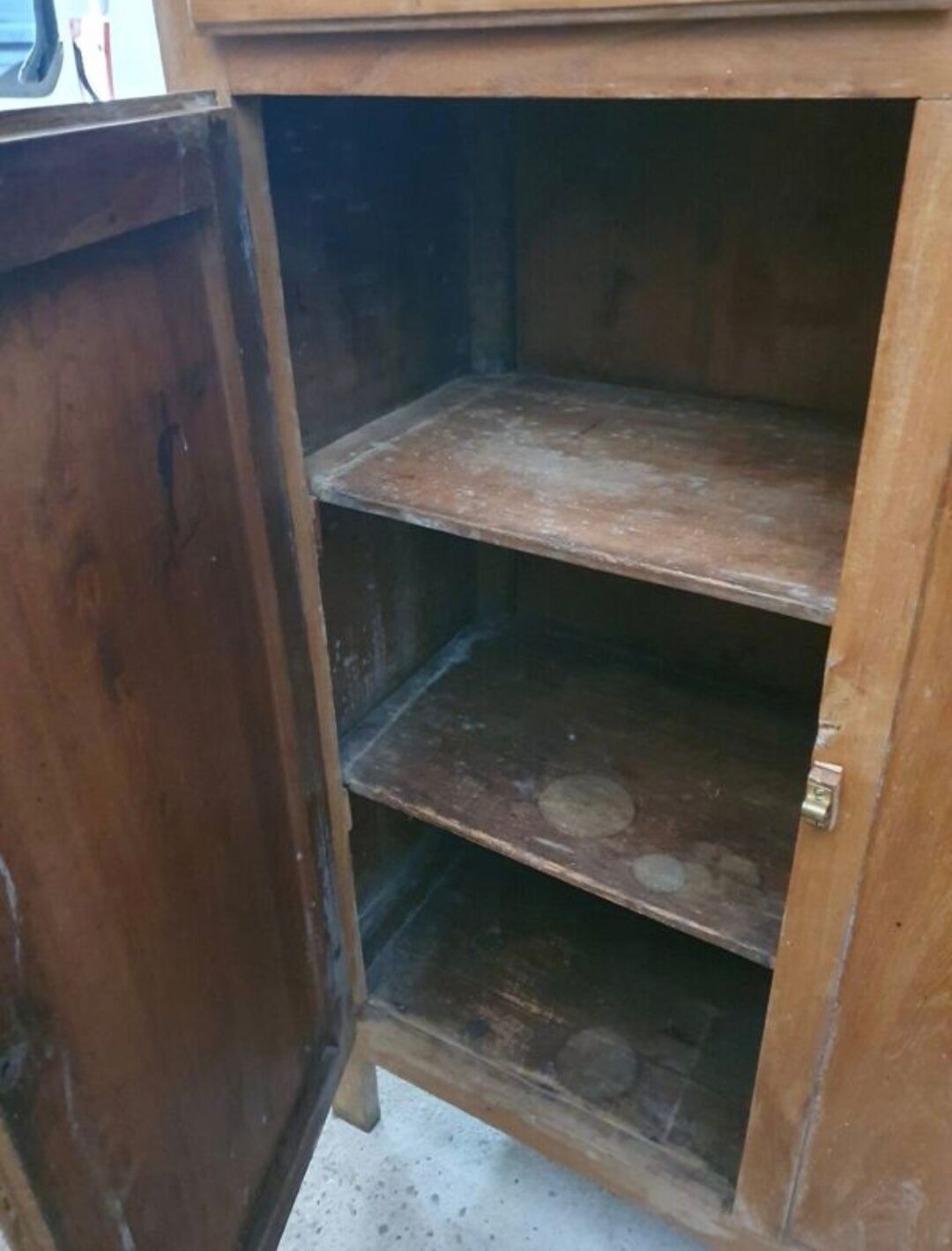 Buffet with 2 doors