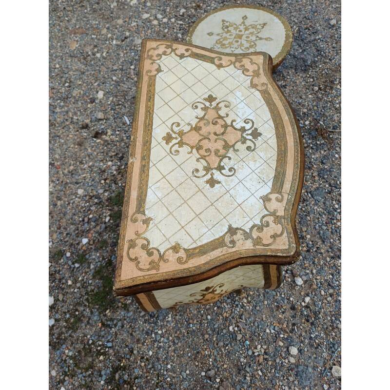 Table de chevet galbée en bois doré