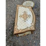 Table de chevet galbée en bois doré