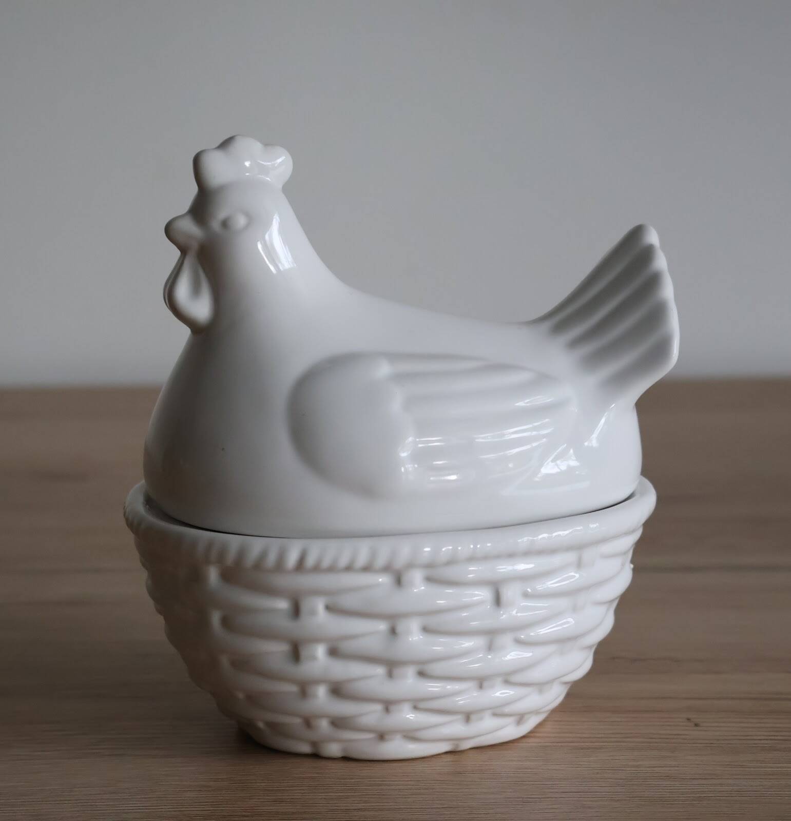 Sugar bowl with white ceramic hen decoration