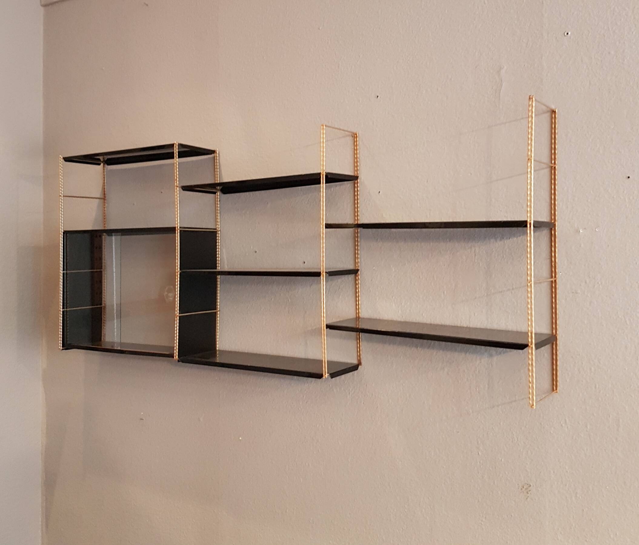 Tomado style wall shelf