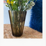 Vase en verre fumé strié